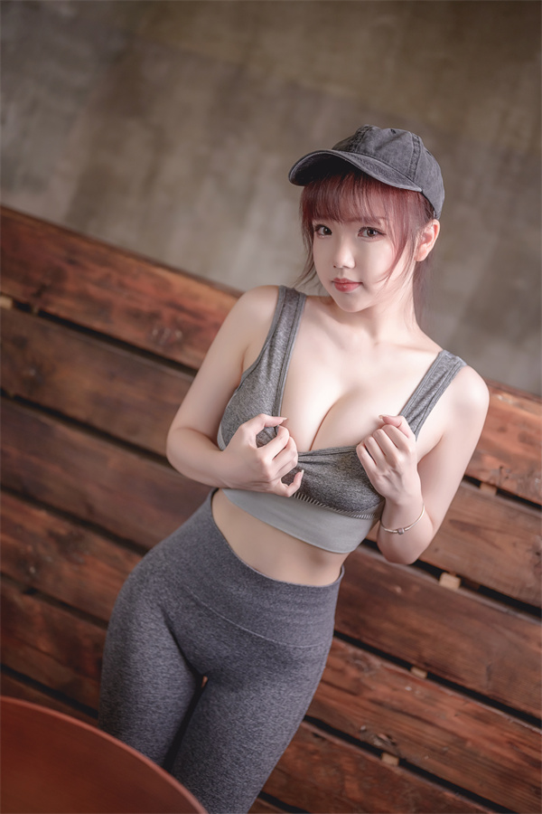 雪晴astra：点燃运动热情的阳光少女！体验红色《运动元素》系列插图1