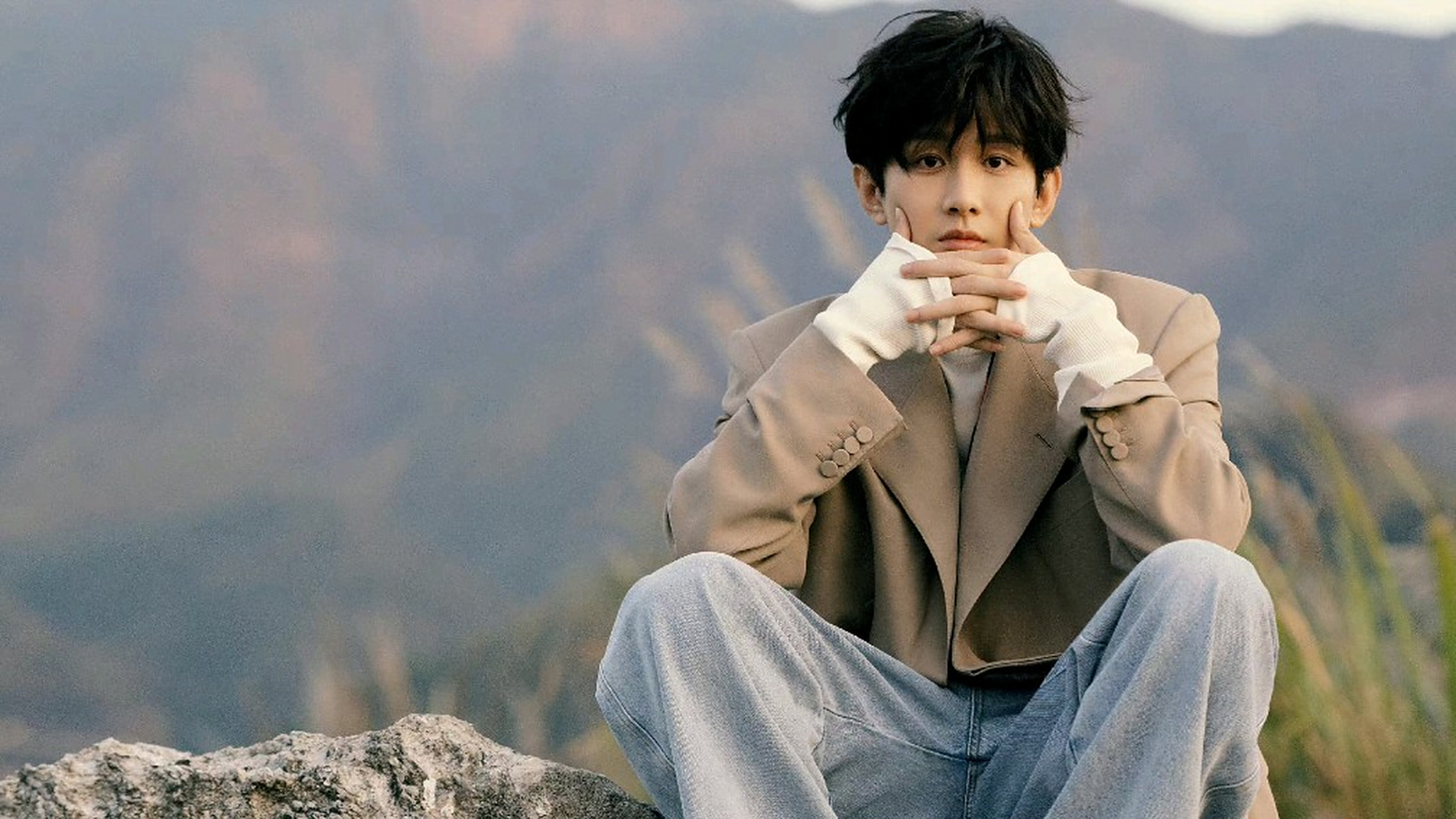 成毅悦游十二月刊封面