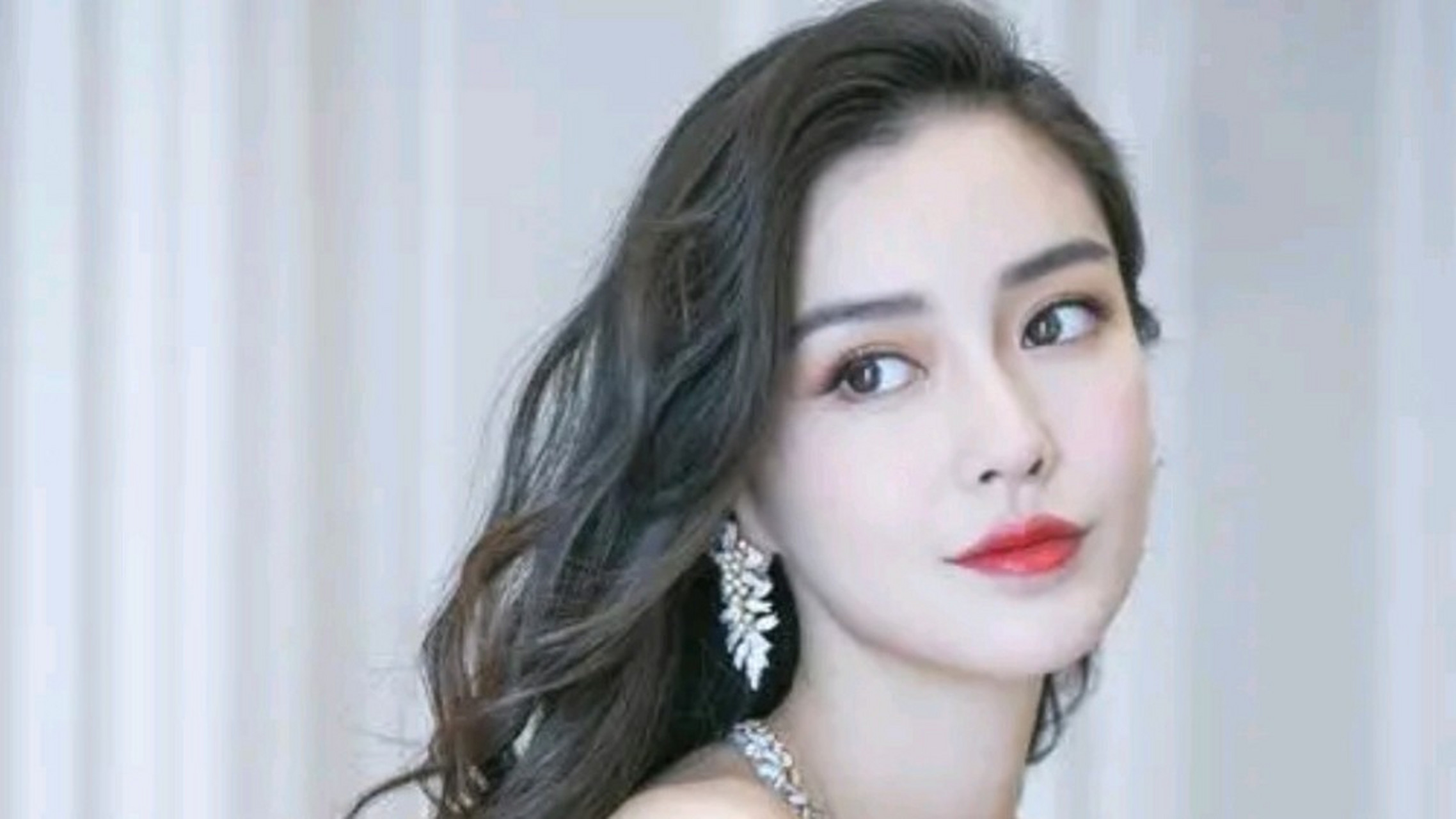 杨颖泳装照身材火辣 高挑迷人