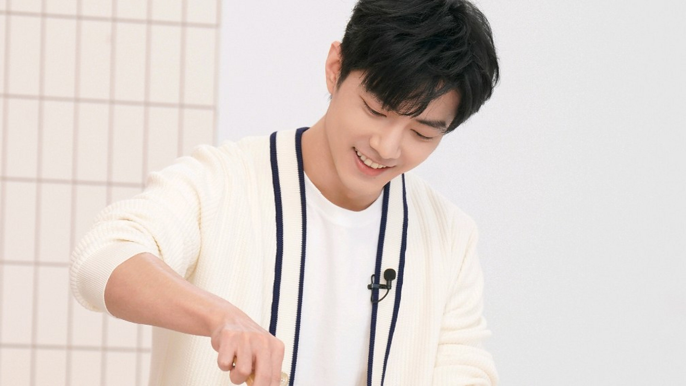 肖战白色开衫造型很暖