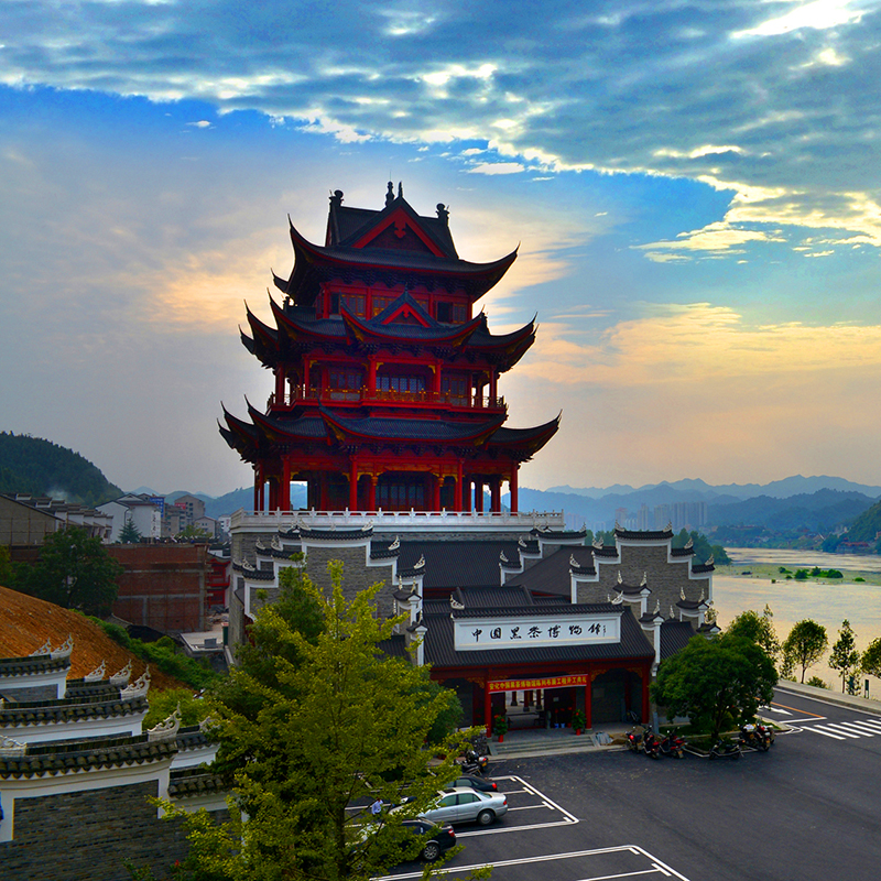 安化环保志愿者参加"保护母亲河,呵护一湖四水"万人携手行动