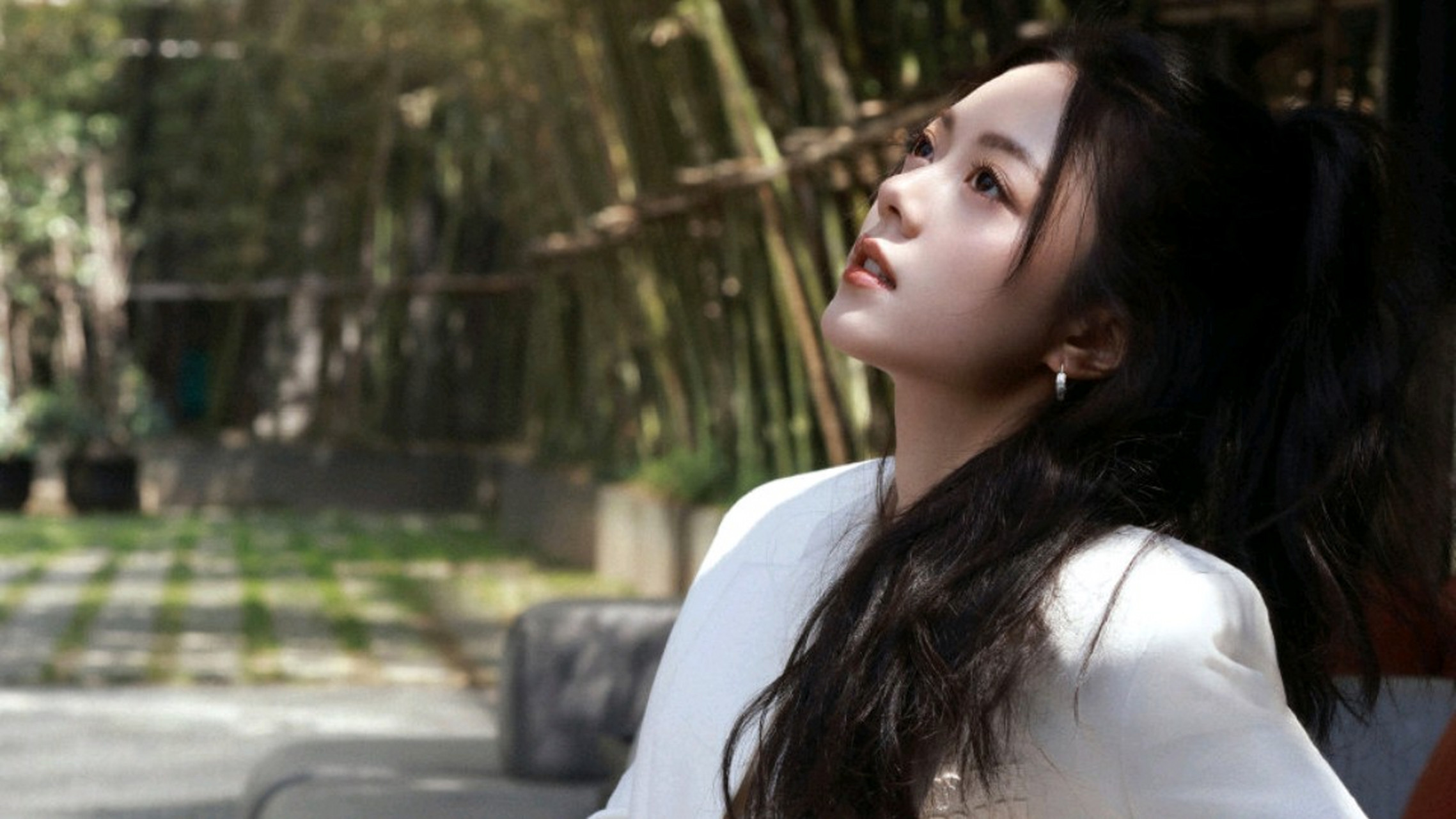 赵今麦高马尾白西装