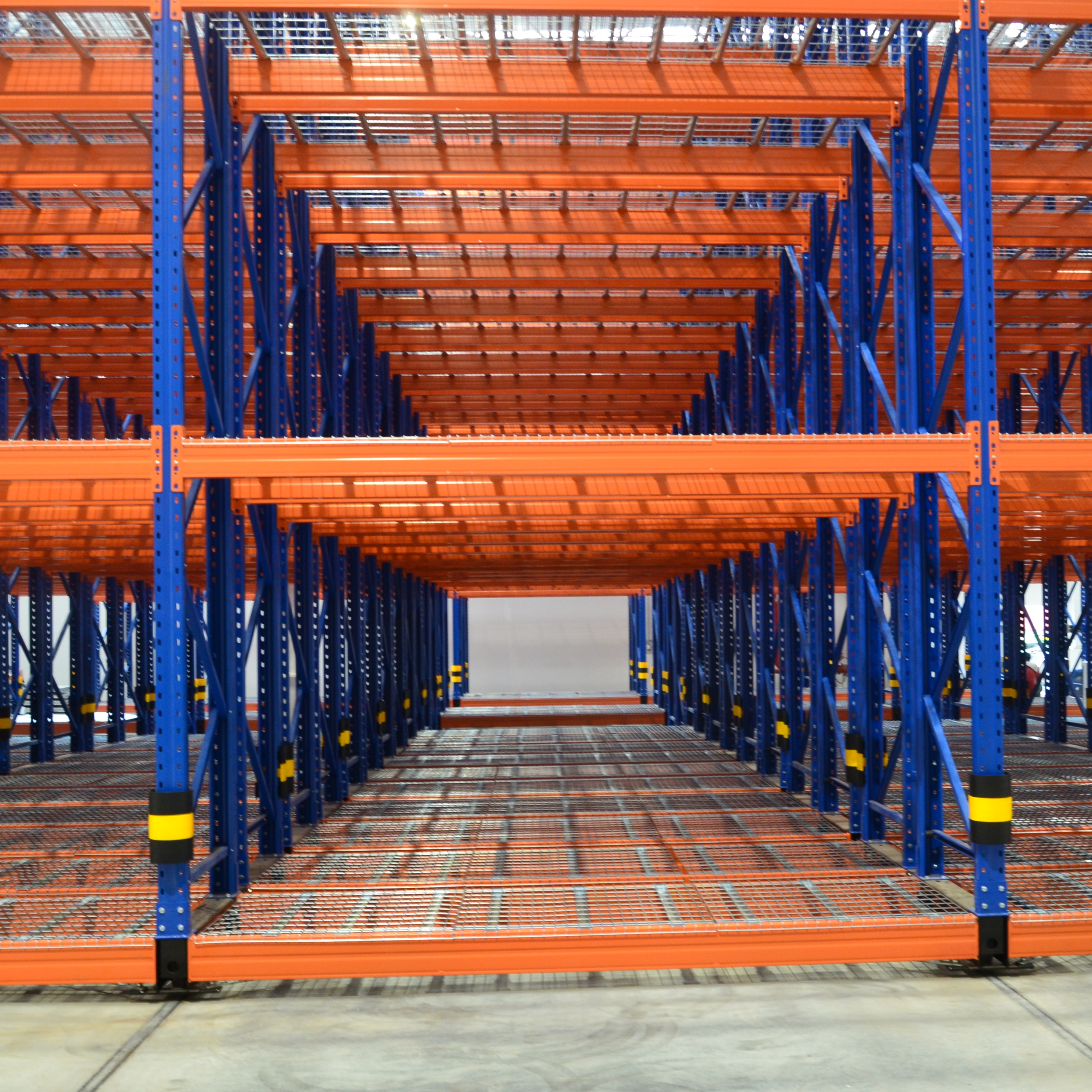 先进先出的重力式货架应用