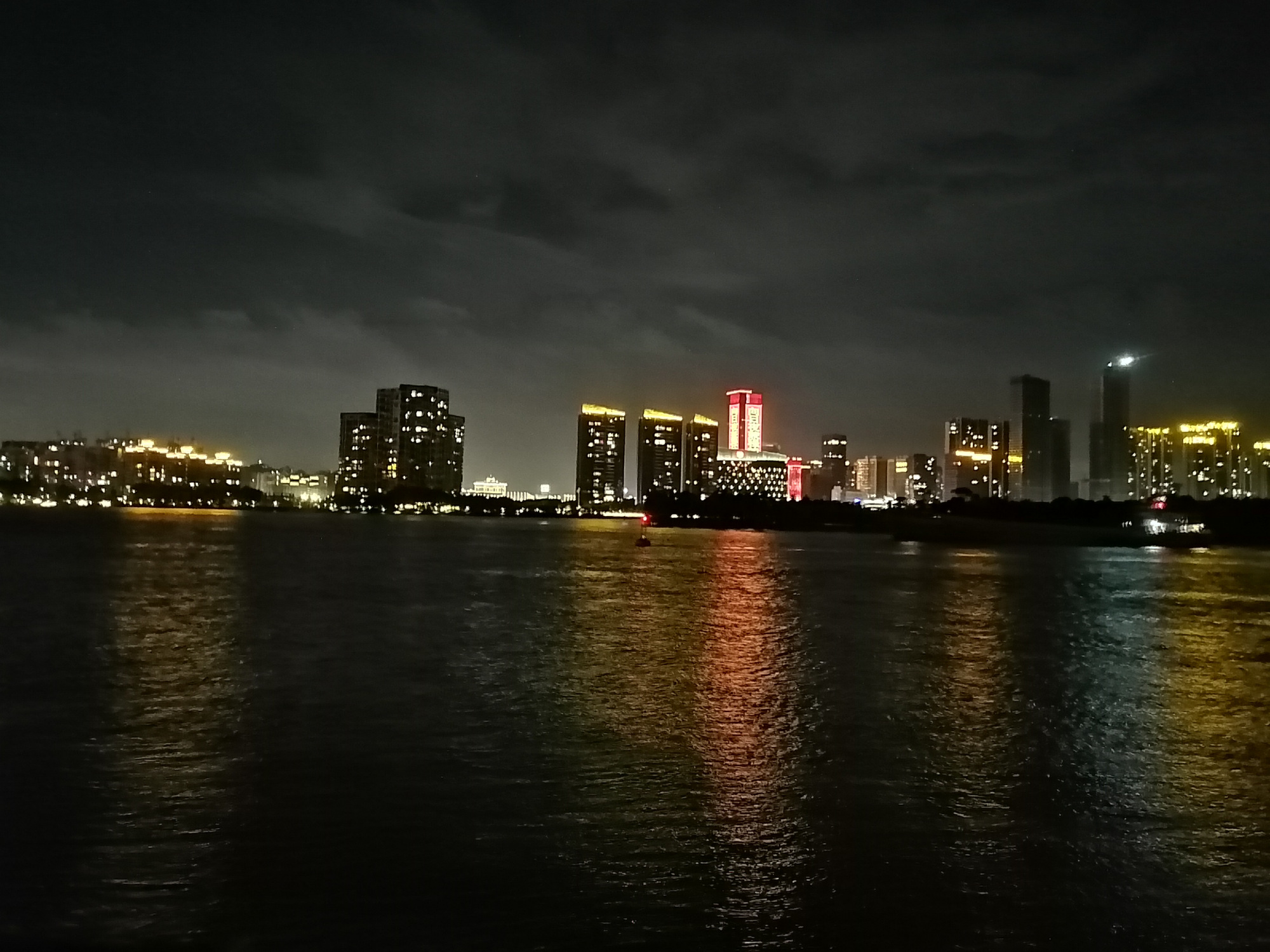 作为广东三四城的佛山和东莞,民生发展方面谁更优?