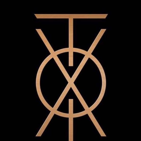 适合"流线腿"的白色短裙,很亮眼啊