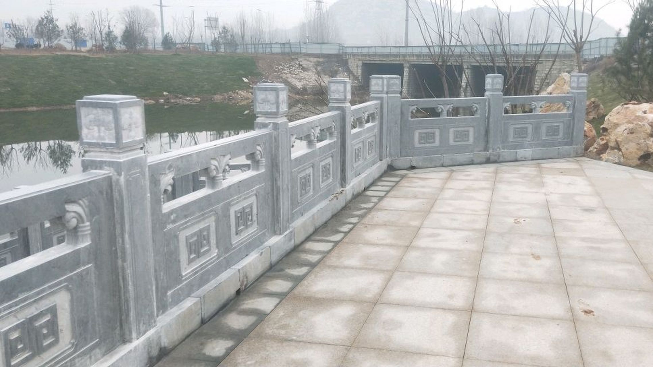 河道石栏杆选用青石石材加工,青石栏杆安装有仿古效果