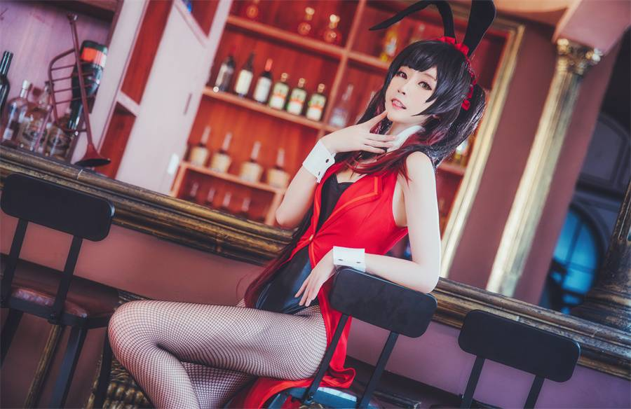 yui金鱼化身《狂三兔女郎》,性感魅力引爆COS圈!