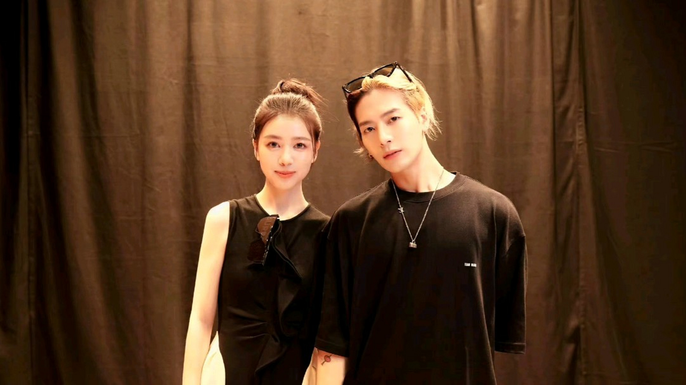 大杨哥回应老婆与王嘉尔牵手合照