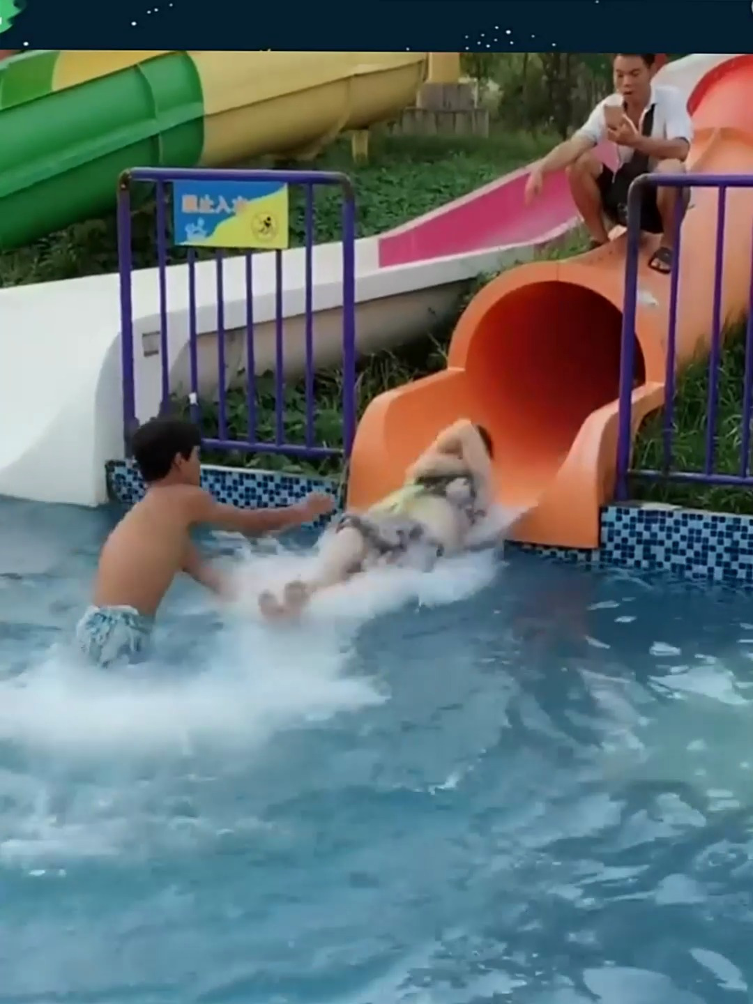 在水上乐园街拍比基尼美女,看到眼前这一幕,我也想去那里工作了