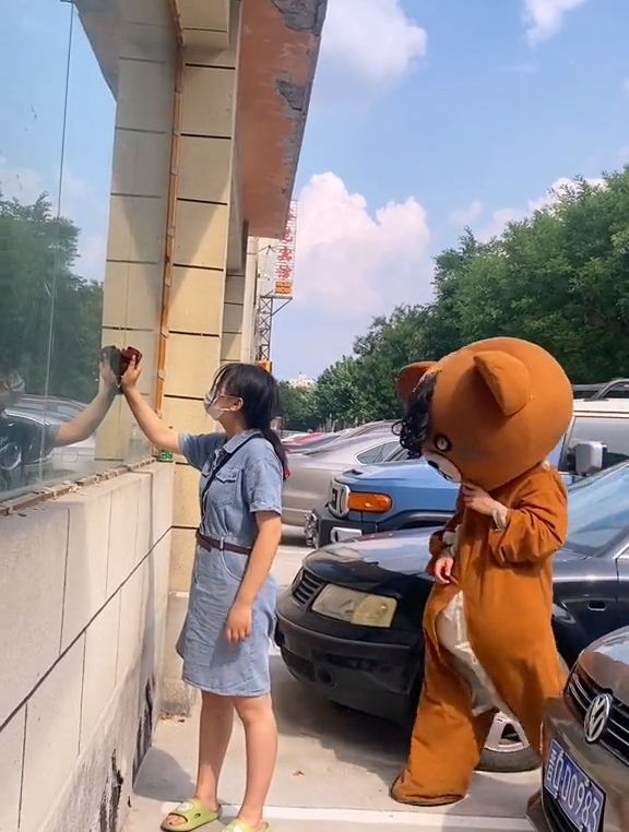 怪我没给你擦玻璃吗,专治不开心,原创搞笑,调皮熊,网红熊搞笑-度小视