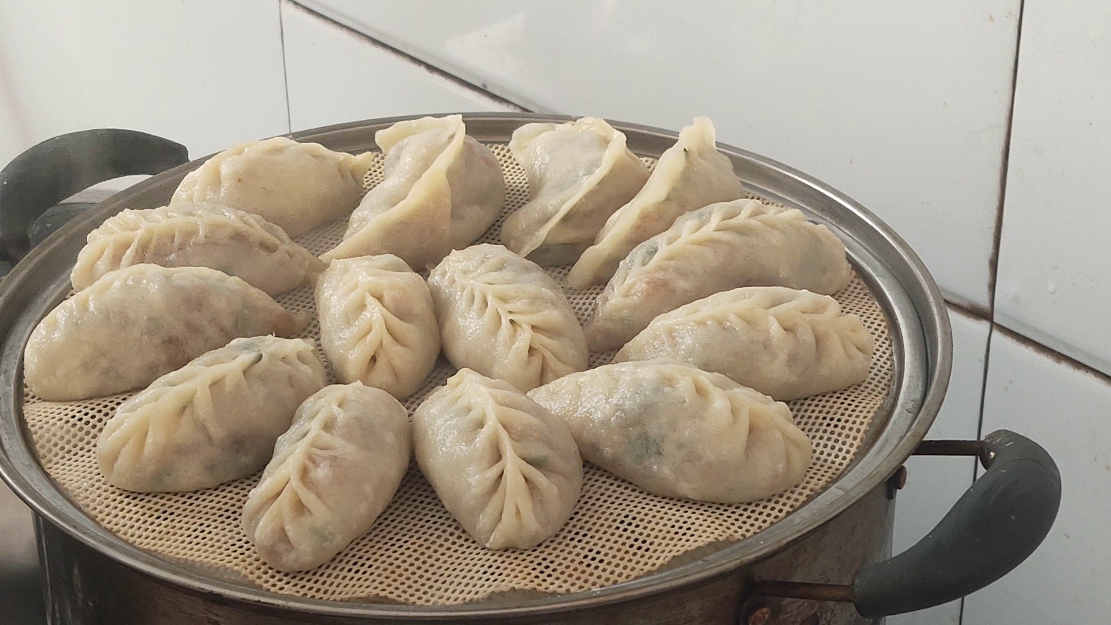 教你做烫面大蒸饺,皮薄透亮,馅料鲜香,凉了也不硬,孩子超爱吃