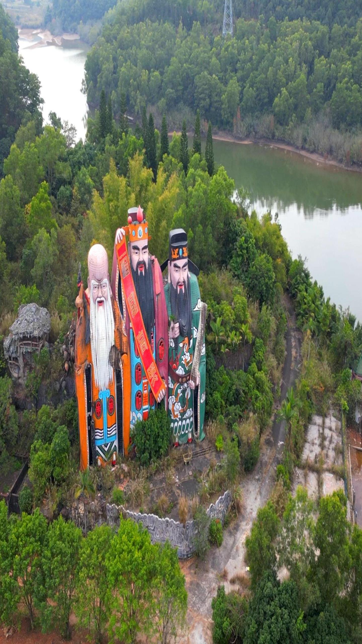 广东深山发现福禄寿三星,比一栋楼还高,为何看不到人?-度小视