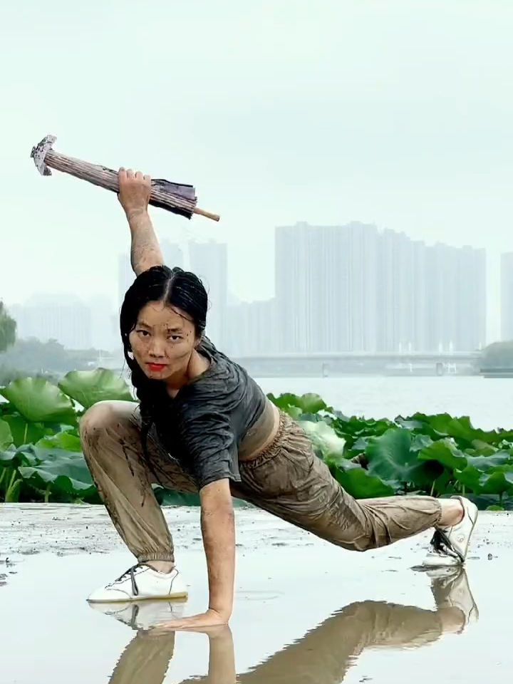 功夫美女演练中华武术