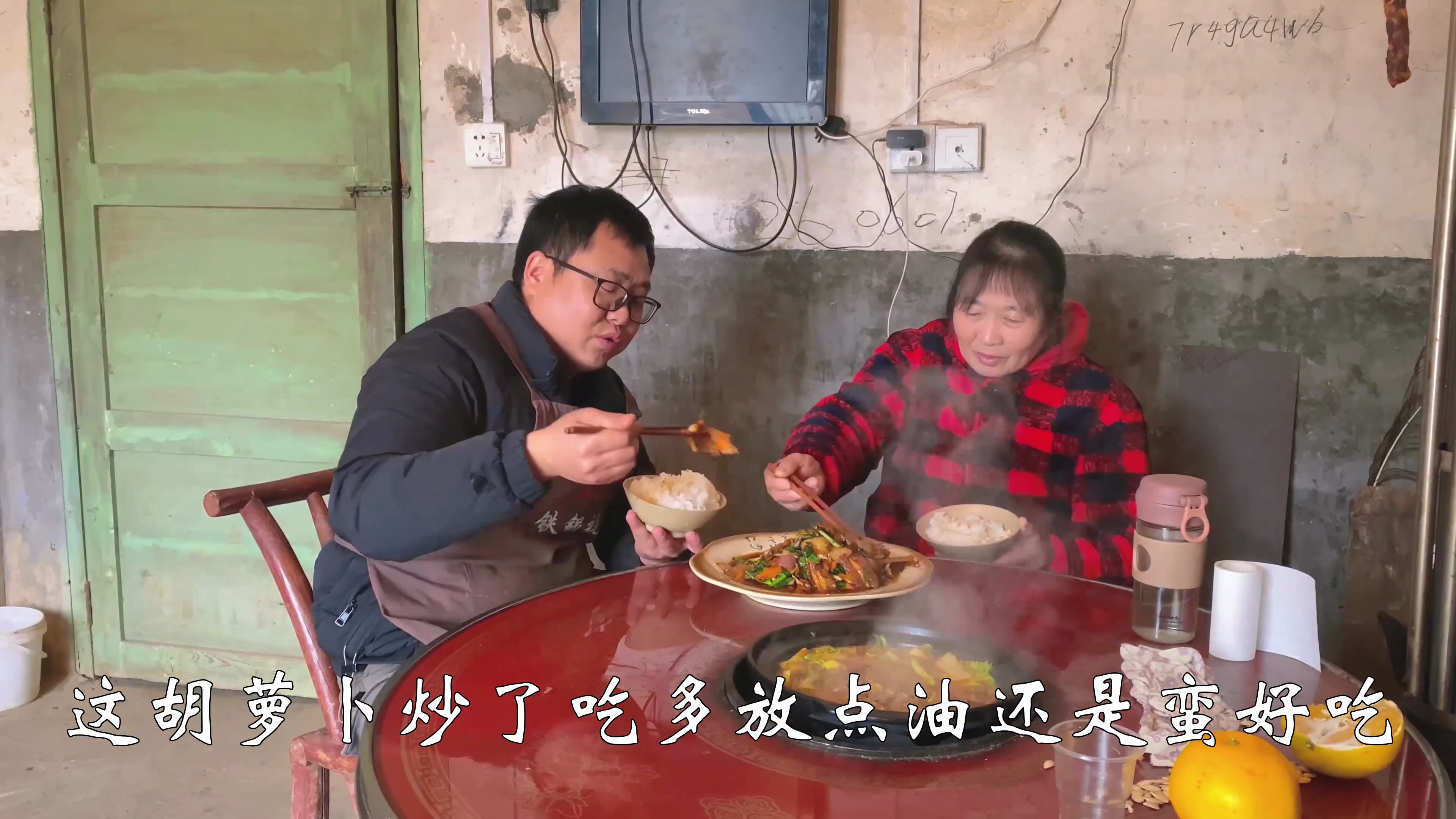 扯点蒜苗炒“回锅肉”,拌着米饭吃了两大碗,真满足