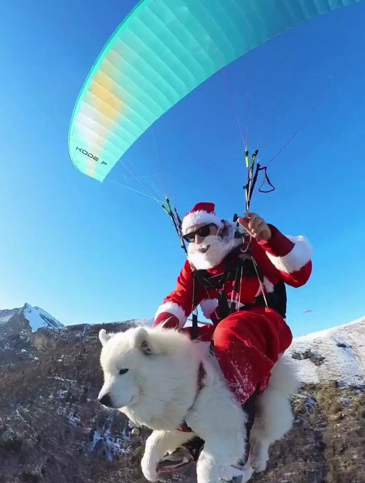 骑狗子的圣诞老人乘滑翔伞空降你家-度小视