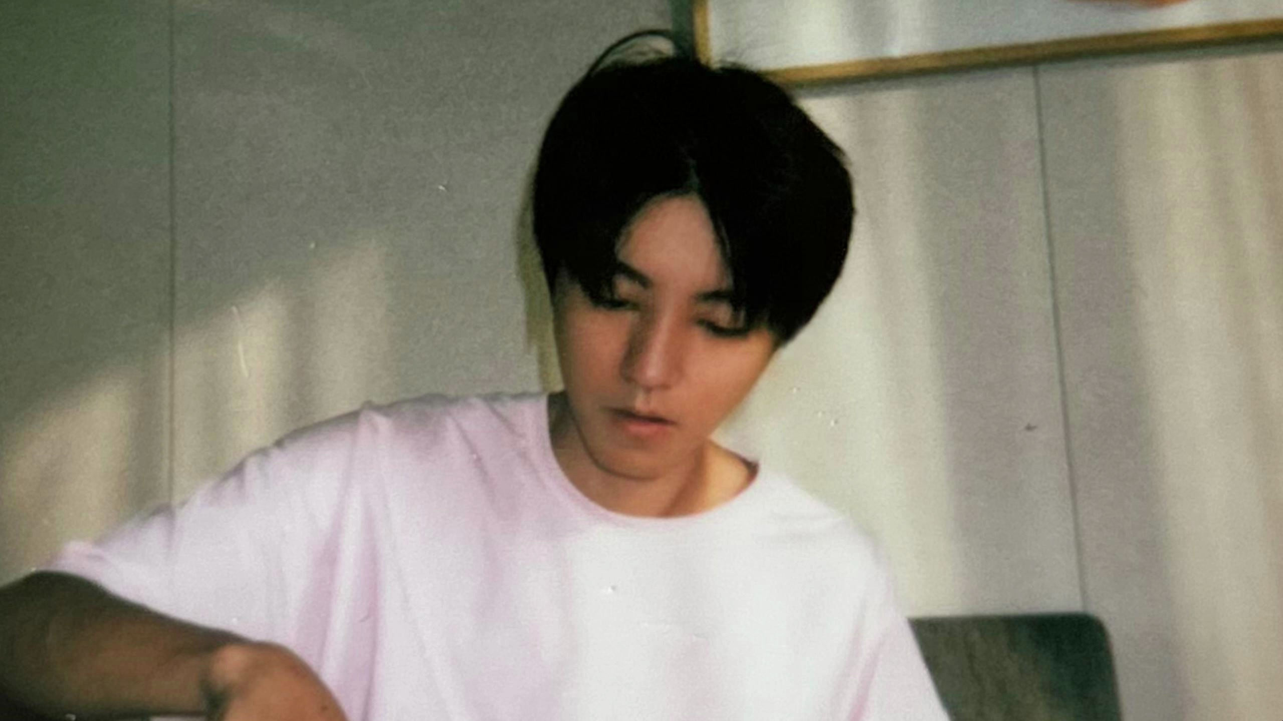 王俊凯工作室发小凯切蛋糕照片,脸真的太消瘦了,粉丝直呼心疼