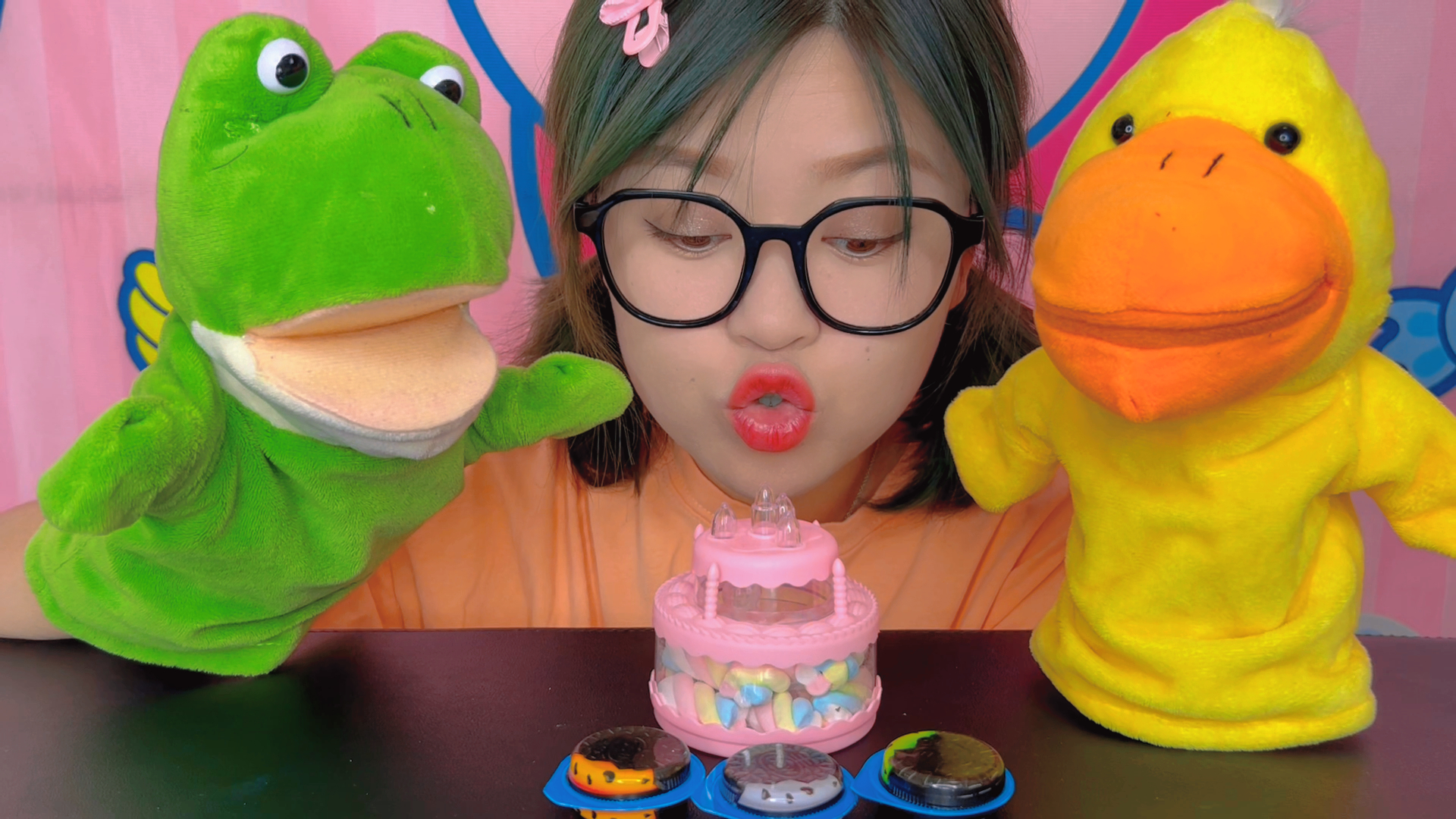 过生日喽!叫上好朋友们一起来吃生日蛋糕,好开心!