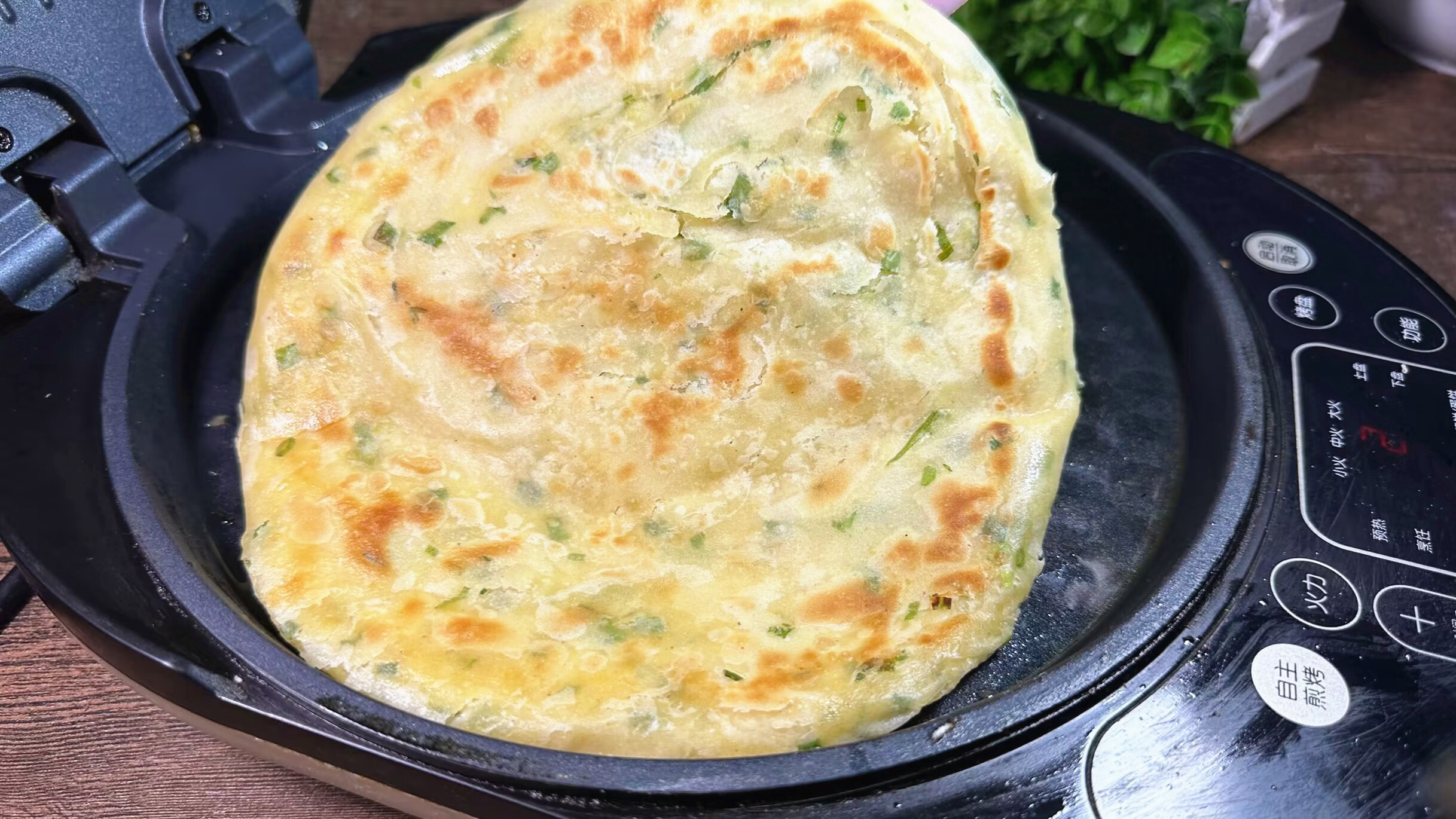 烙饼时,用烫面和凉水和面是大错,教你正确做法,柔软多层凉不硬