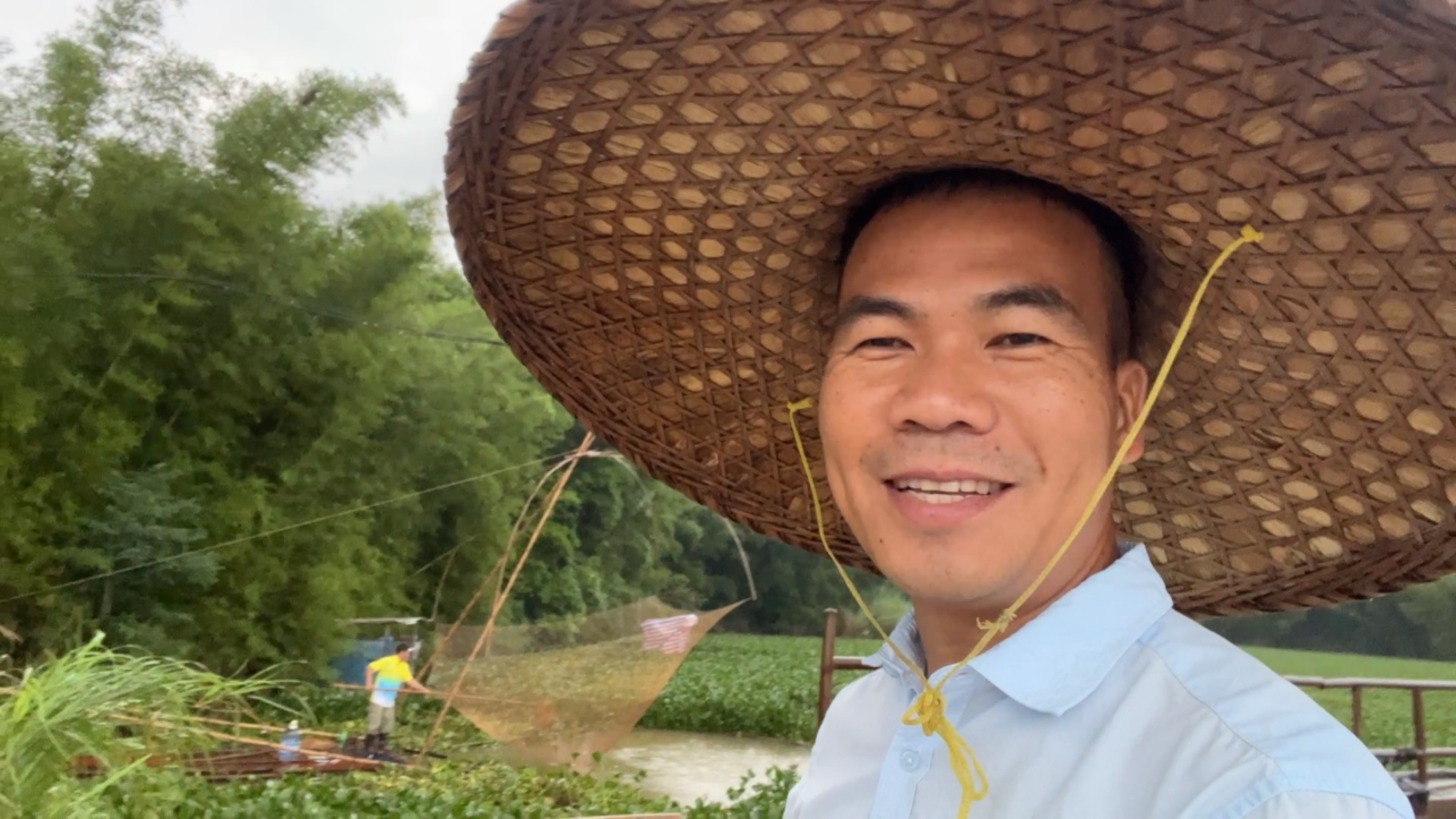 阿金用传统方式捕鱼，守筝待鱼愿者进网，村民捞到十几斤的大鱼