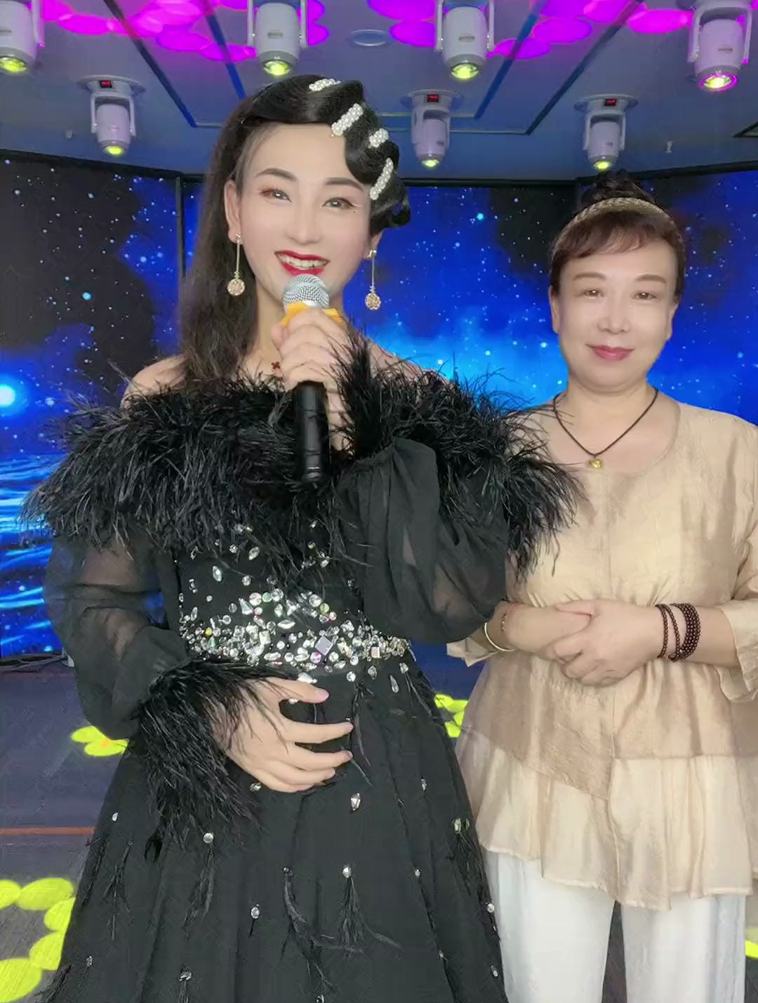 大家好,我是男扮女装的反串演员童美人,一首好听的歌送给大家