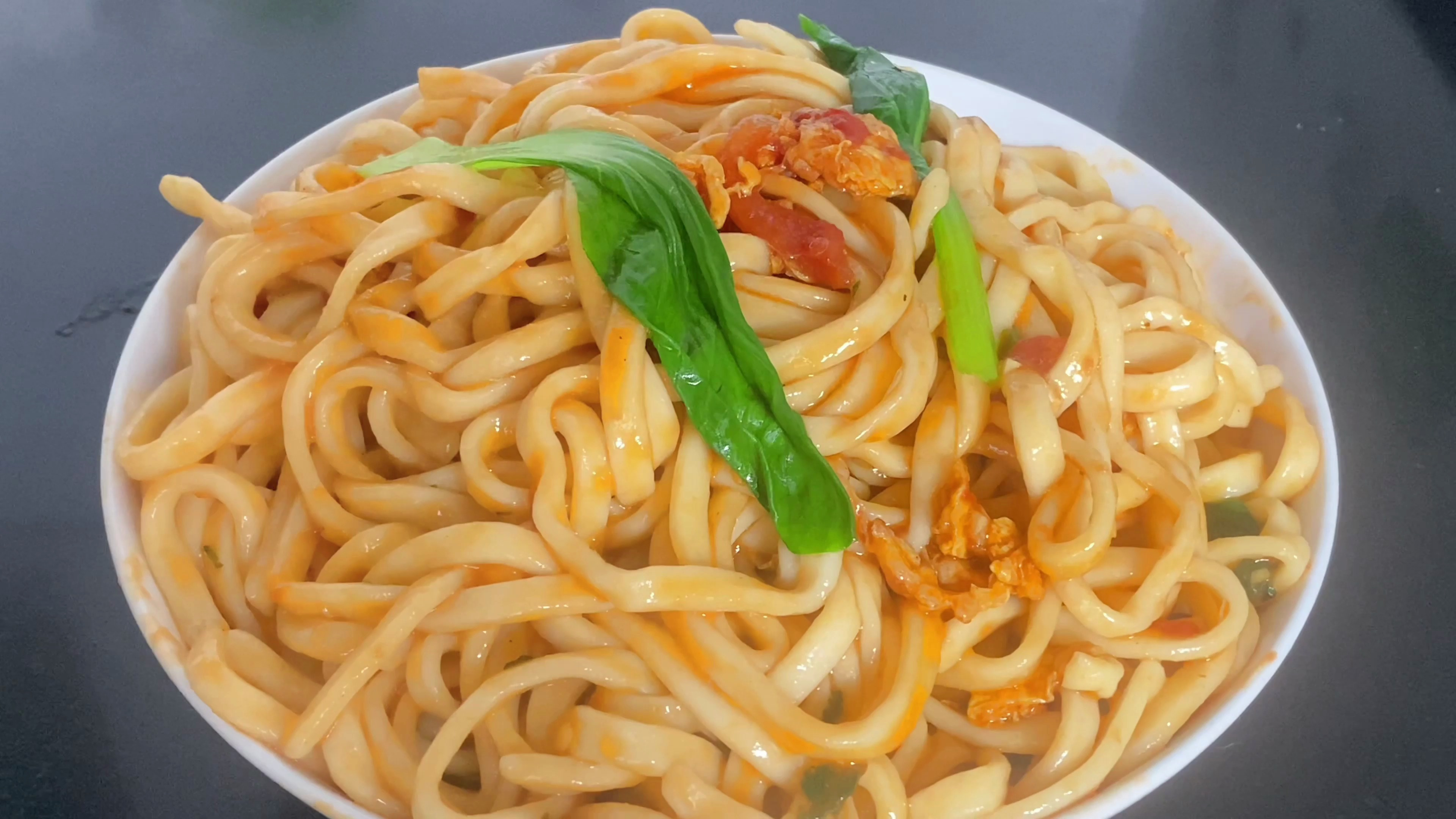 天热吃不下饭,就做西红柿鸡蛋凉拌面,不要菜也能吃两碗