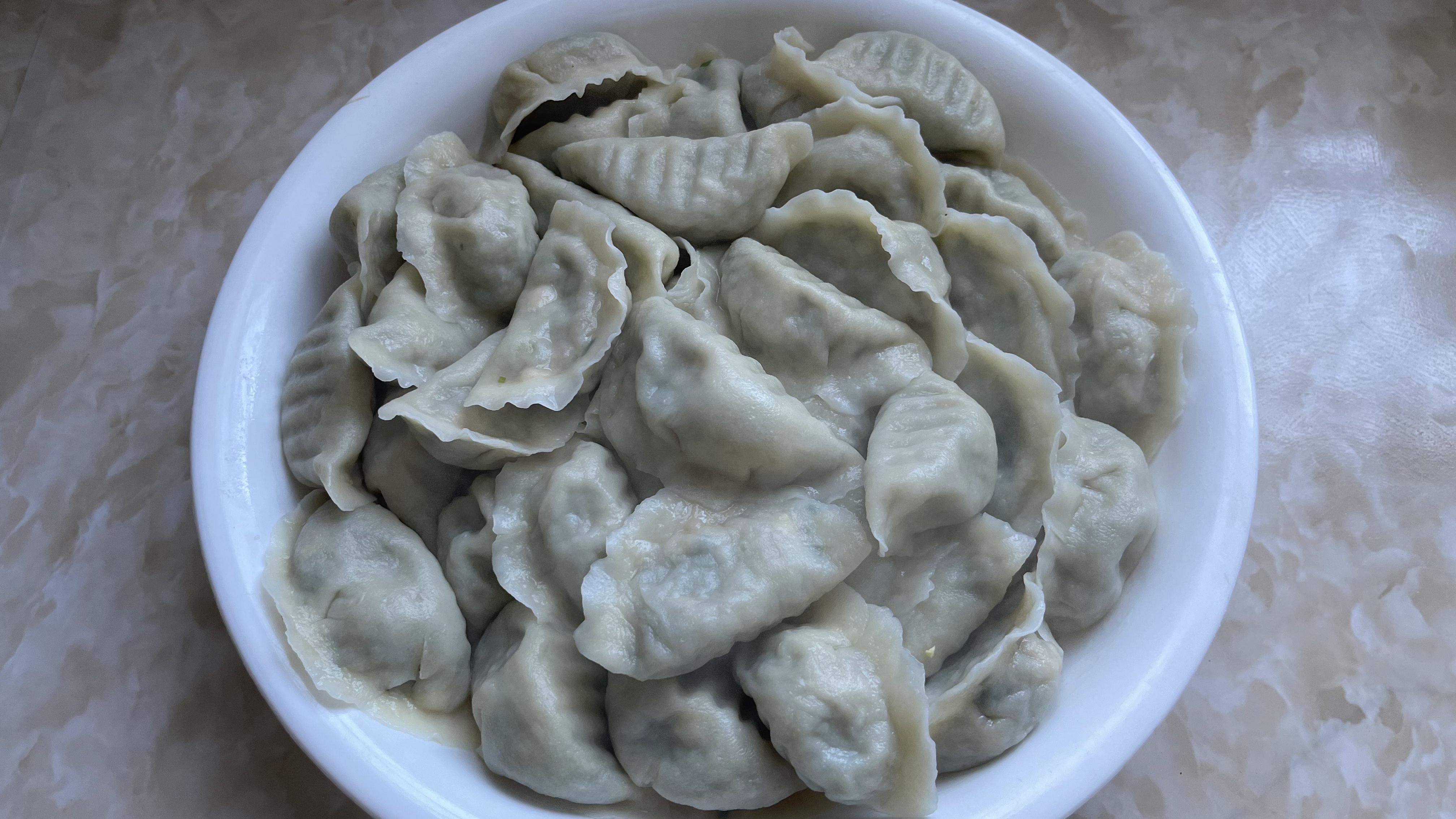 今天包了一个韭菜鸡蛋粉条水饺,满满一口都是馅