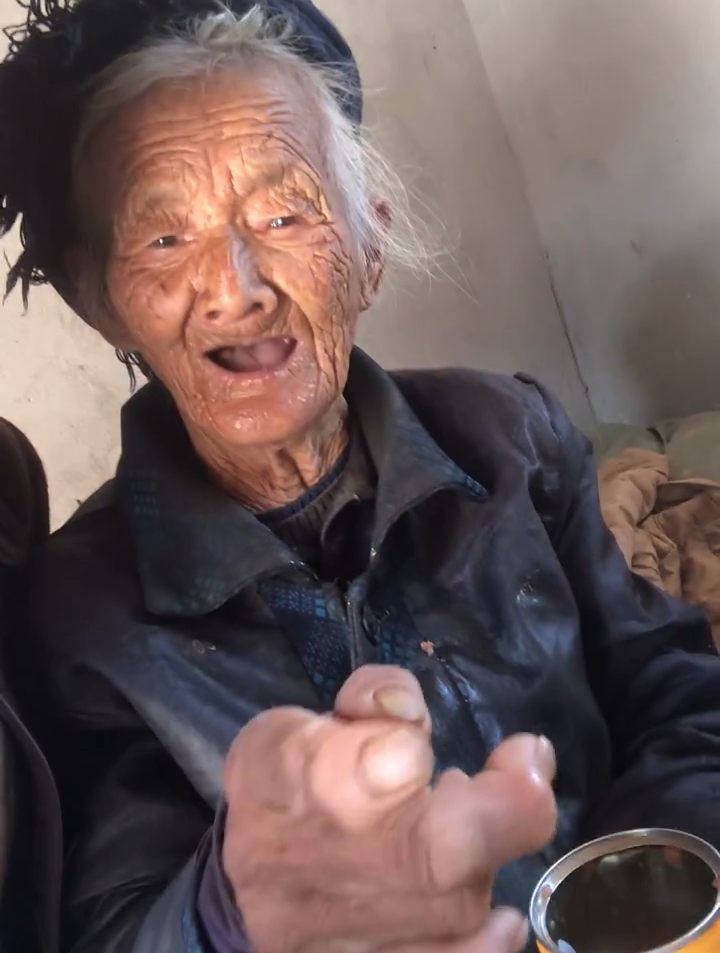 奶奶说,第一次看到手机里的自己,也已经是满头白发!关爱老人-度小视