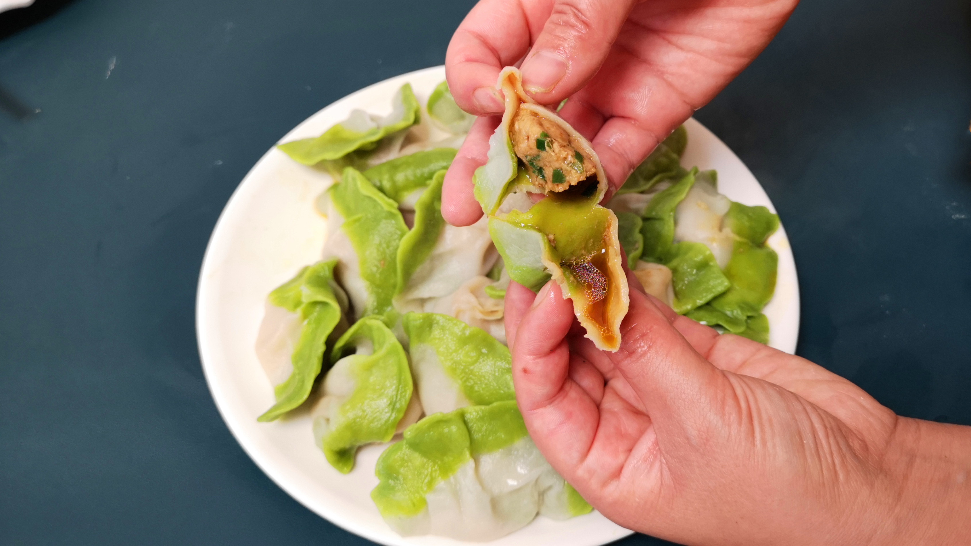 过小年包饺子,韭菜猪肉馅,皮薄馅大又多汁,一口一个太香了