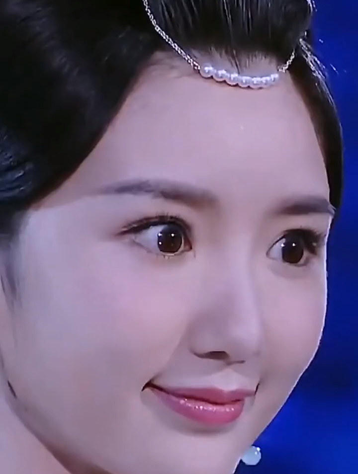 毛晓彤天生丽质自带美颜美瞳,古装惊艳倾城