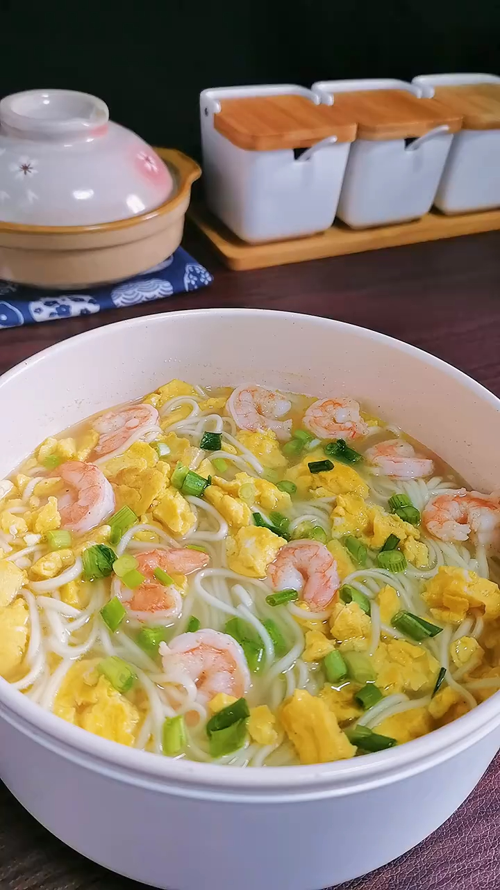 每天一碗面葱油虾仁鸡蛋面