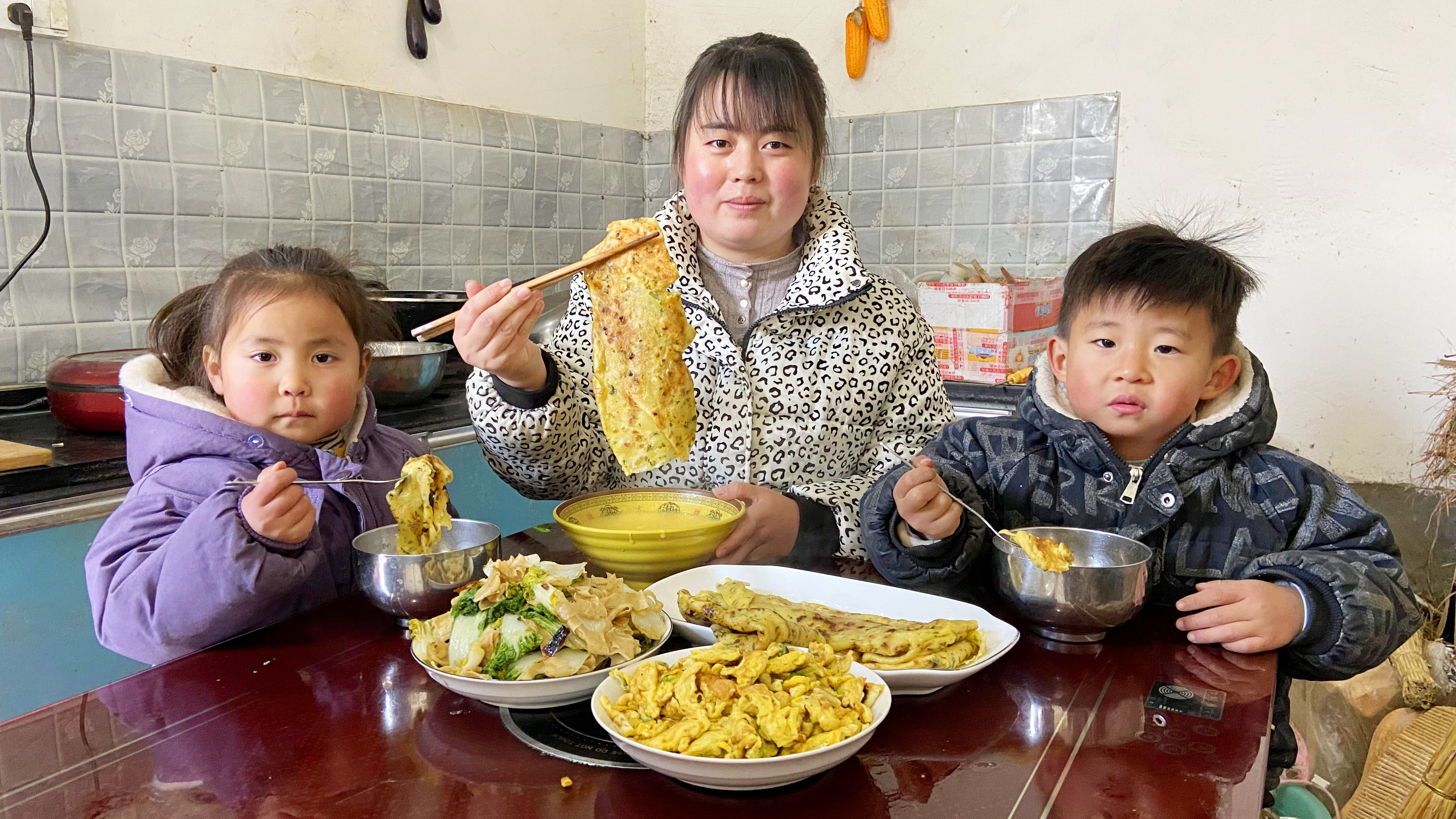 下地挖黄心菜,婆婆午饭摊煎饼,再炒2盘小菜,香软筋道,真过瘾