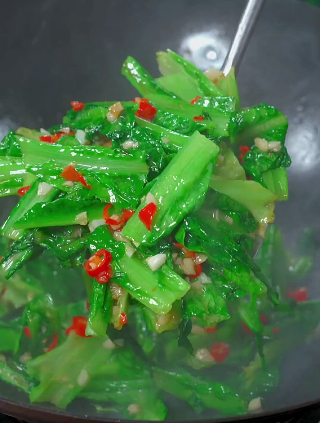 简单炒个蒜蓉油麦菜,口感嫩滑爽脆