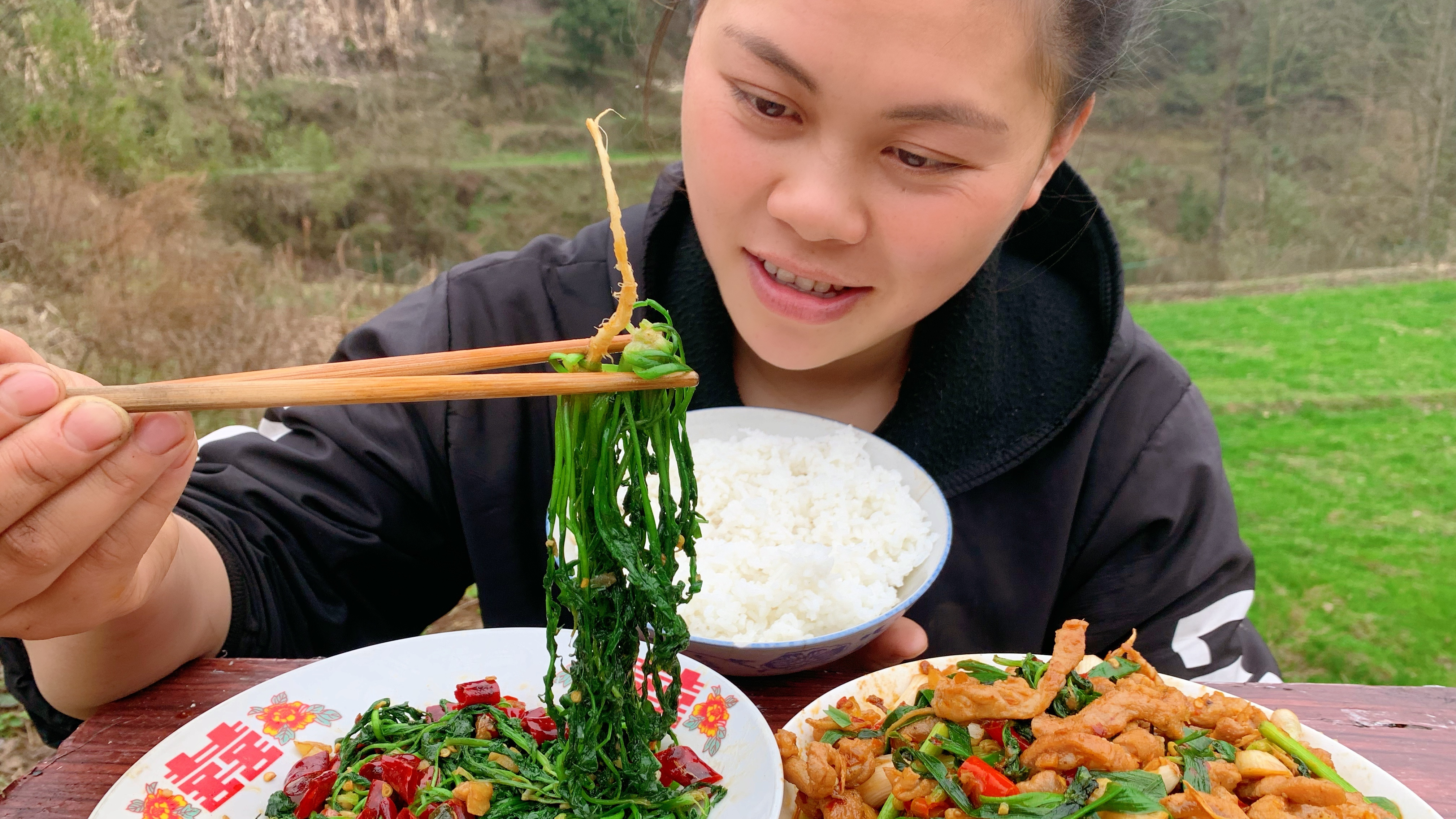 去荒地里挖了一堆野菜,再炒盘猪板筋,加了半斤辣椒又辣又下饭