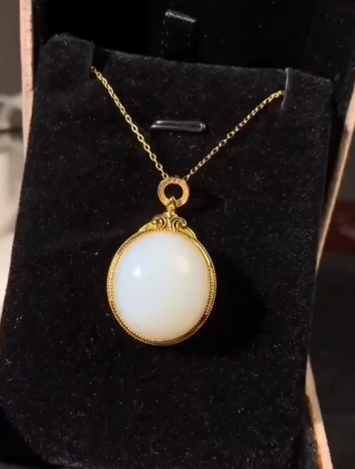 金镶嵌和田玉白玉蛋面吊坠,老坑料玉质雪白莹润,光泽柔润滑腻!