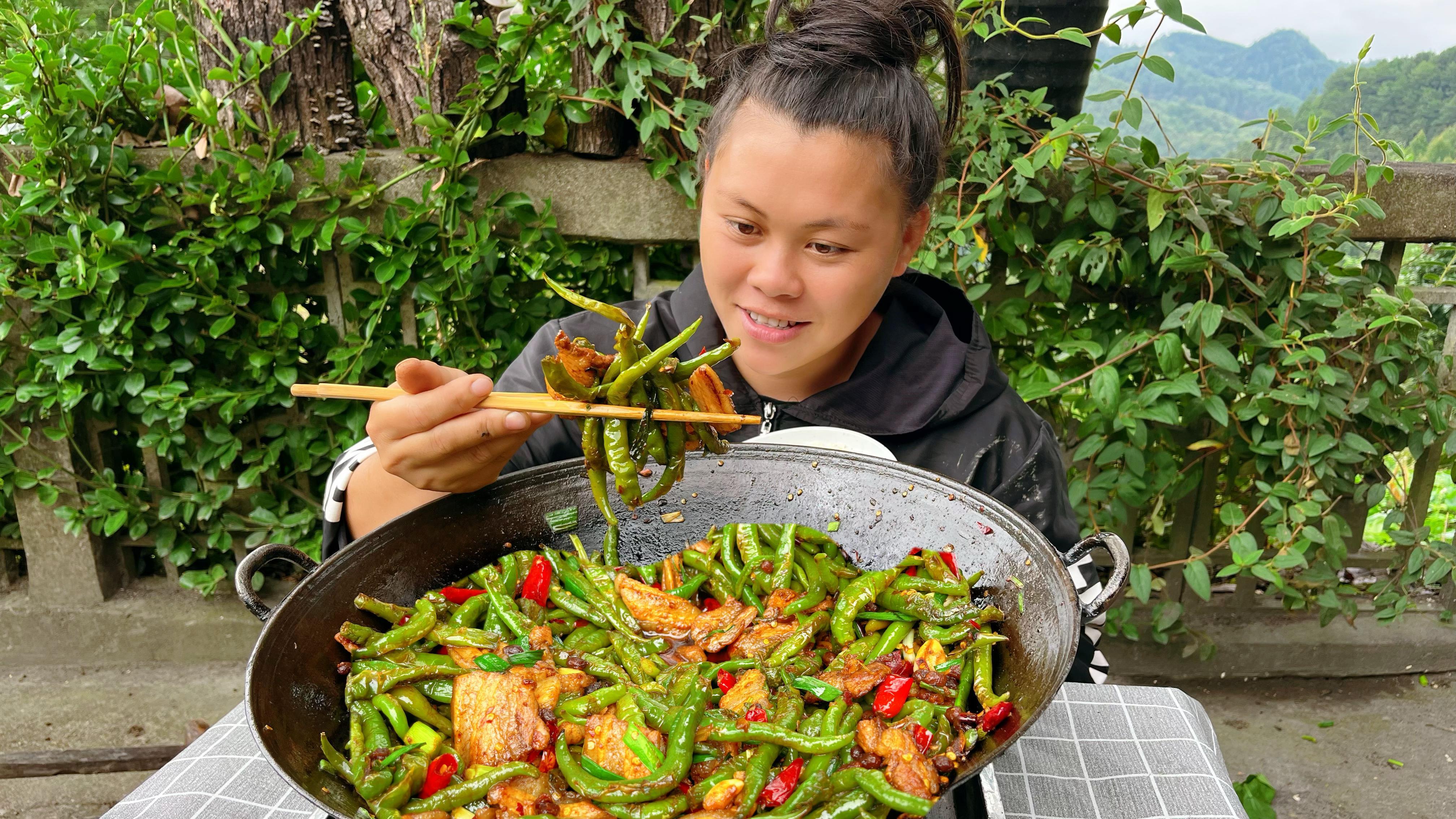 欧妹挖些地瓜摘些辣椒,回家做一锅豆豉辣椒炒肉,爆辣下饭吃过瘾