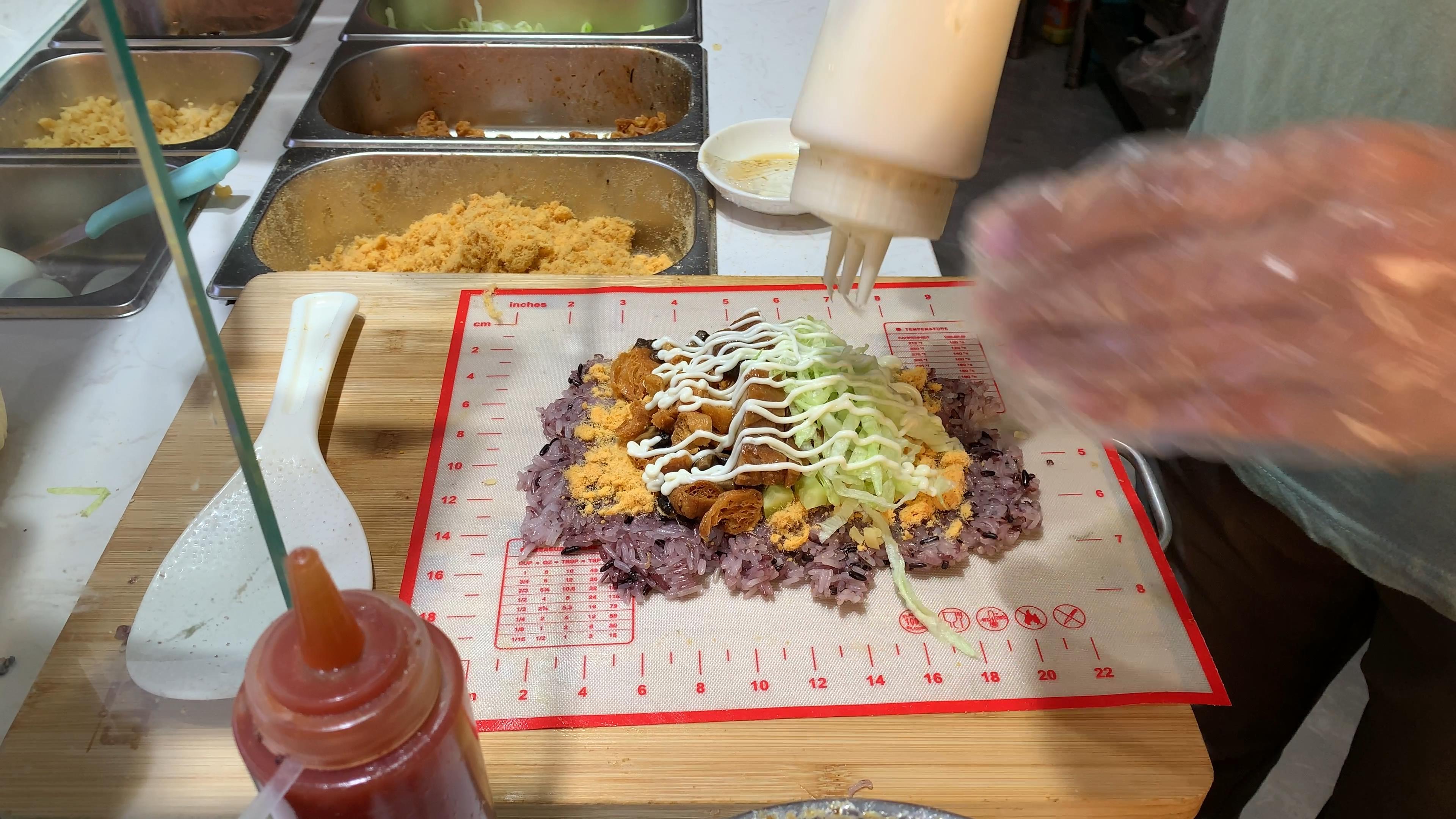 手作海苔紫米饭团,想吃什么,可随意搭配鸡排、黑椒牛排、鳗鱼等