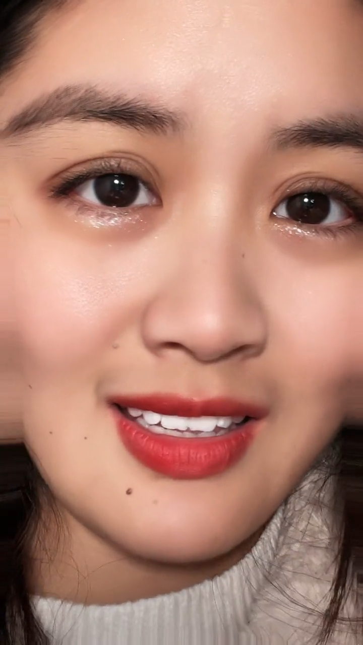 红唇白齿,素颜美丽