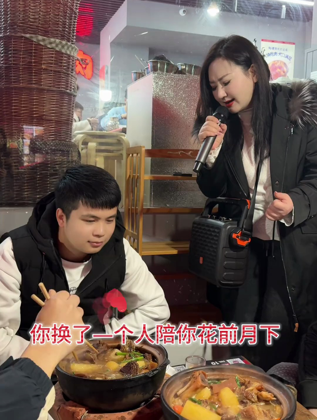 美女街头卖唱,一首《负我不负她》句句扎心催泪,唱出多少人心声