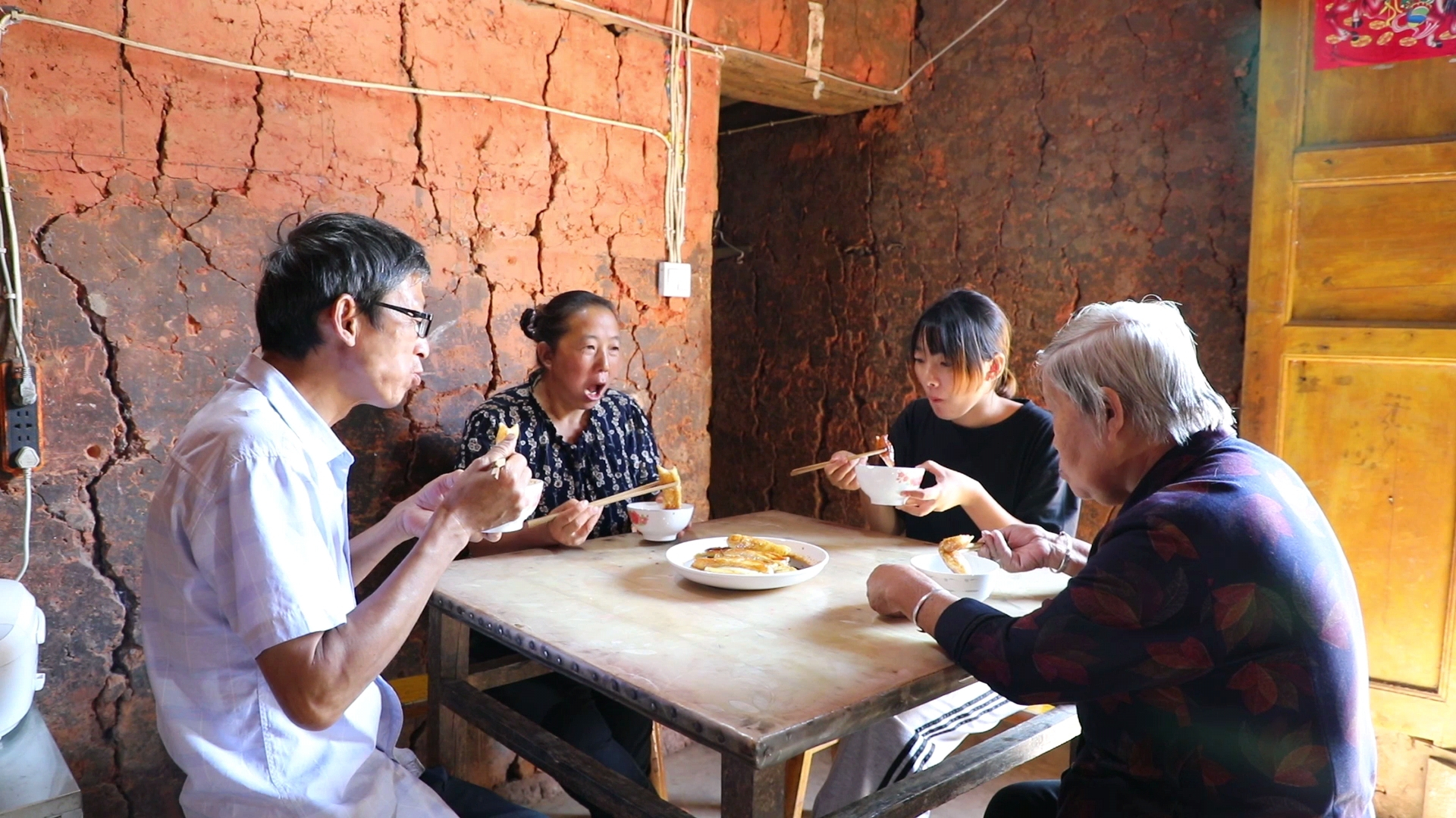 王幺爷摘了一篮子红辣椒,思宇和妈妈点好萝卜回家煎红糖糍粑吃