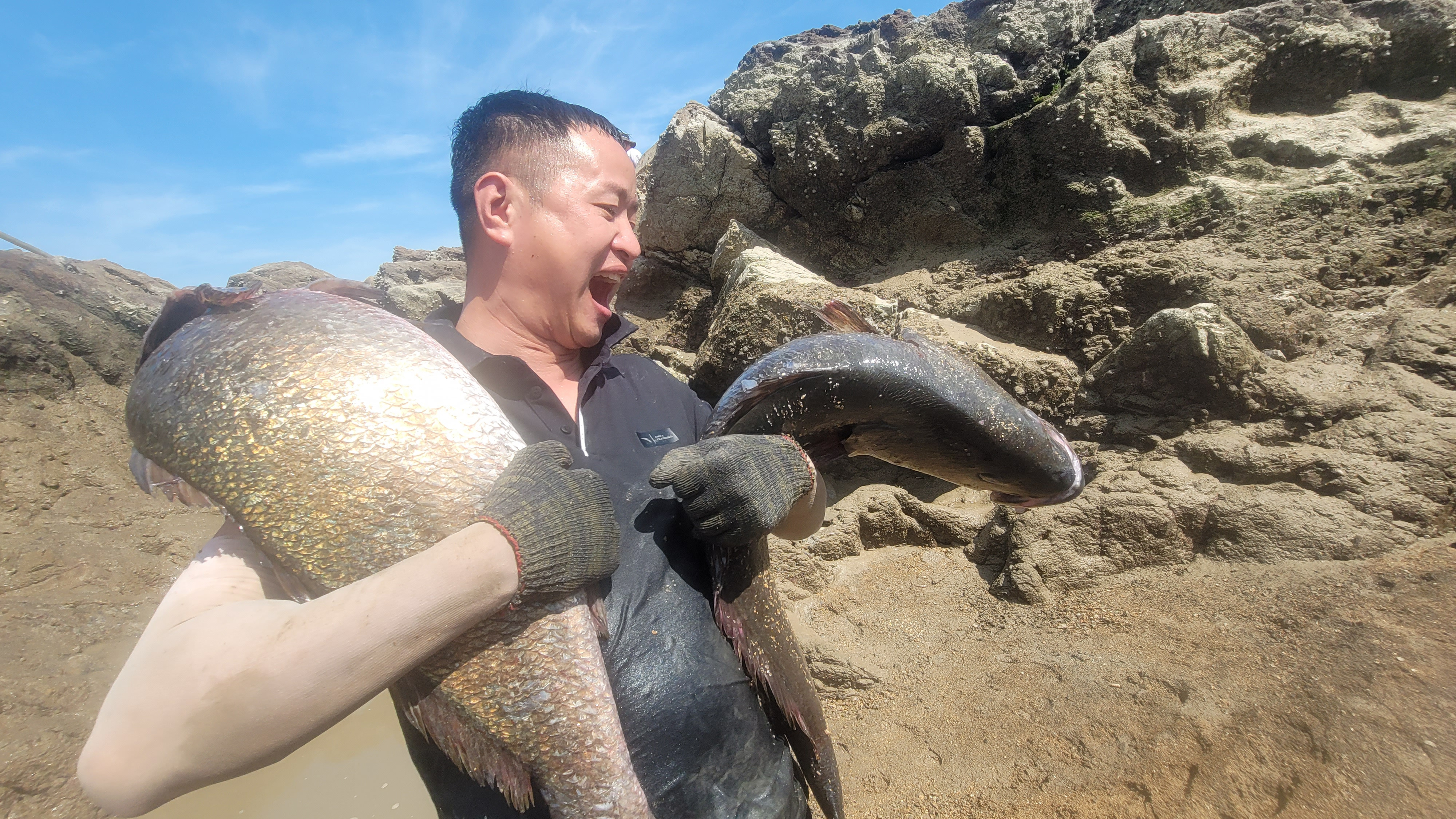 又是大丰收,五米深巨坑刷新以往鱼获记录,光两条大鱼就重达30斤