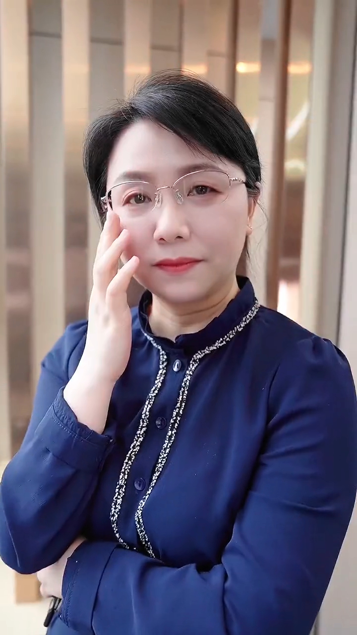 阿姨做了眉毛,年轻十岁不止,金丝眼镜一戴,真的太有气质了!-度小视