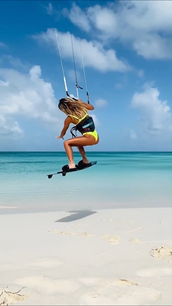 小姐姐花样滑翔伞冲浪
