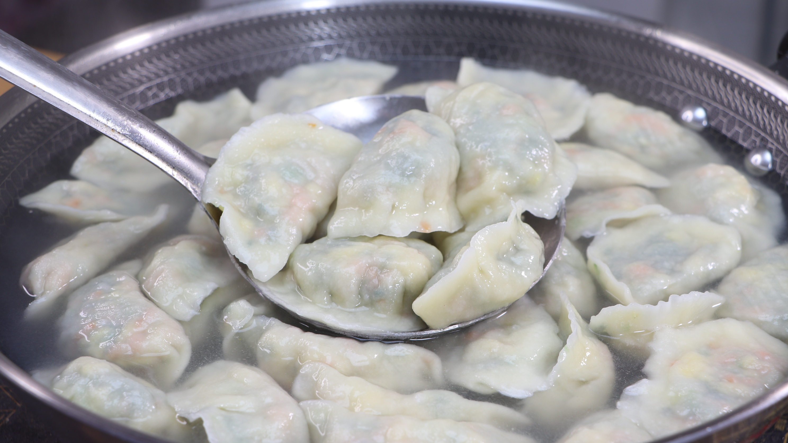 菠菜包饺子,没想到这样好吃,春天吃它正当季,一口一个太香了