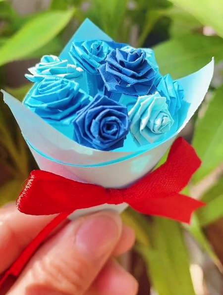 没想到用折星星的纸折几朵永生花玫瑰花也这么好看-度小视