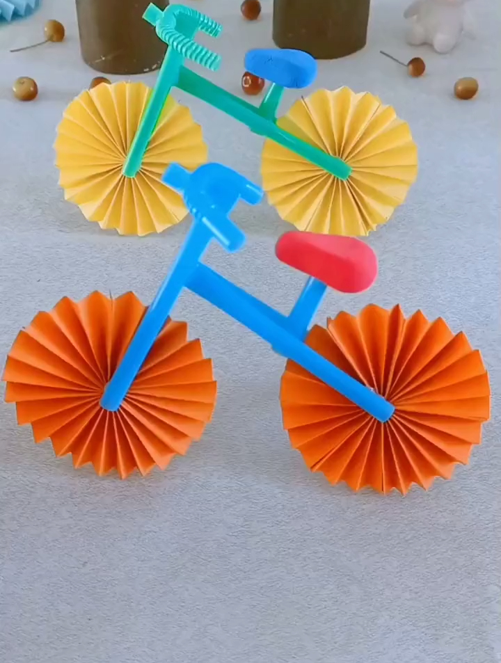 用吸管和卡纸做运动自行车,假期里要让孩子都动动小手哦-度小视