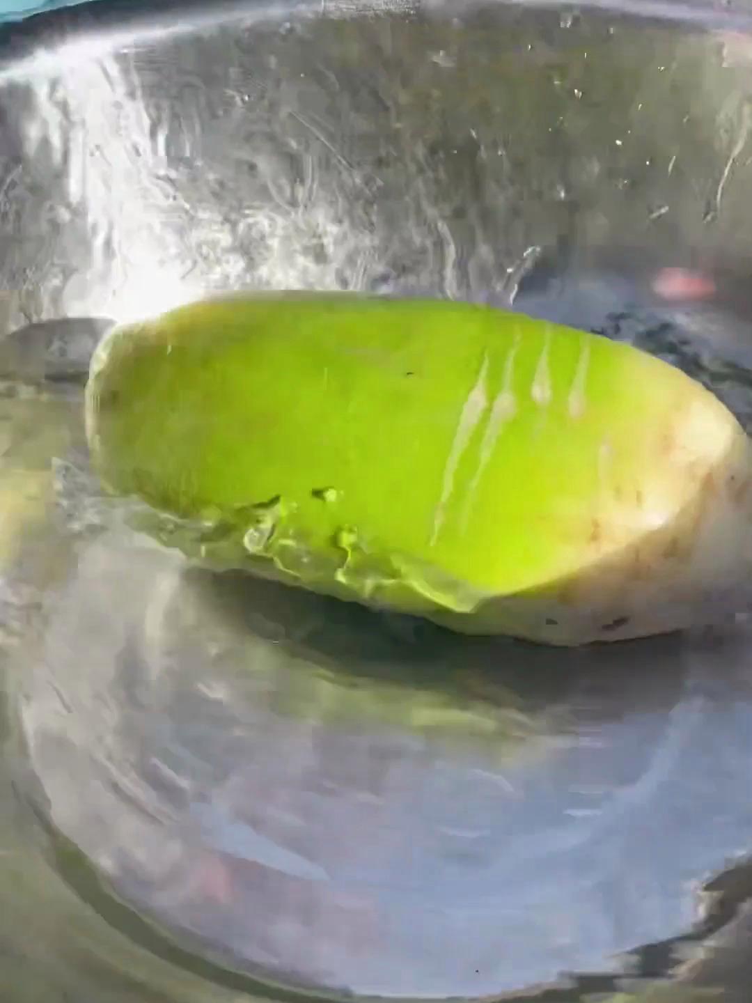 原来家里穷,母亲喜欢给孩子做萝卜白菜汤,现在条件好了