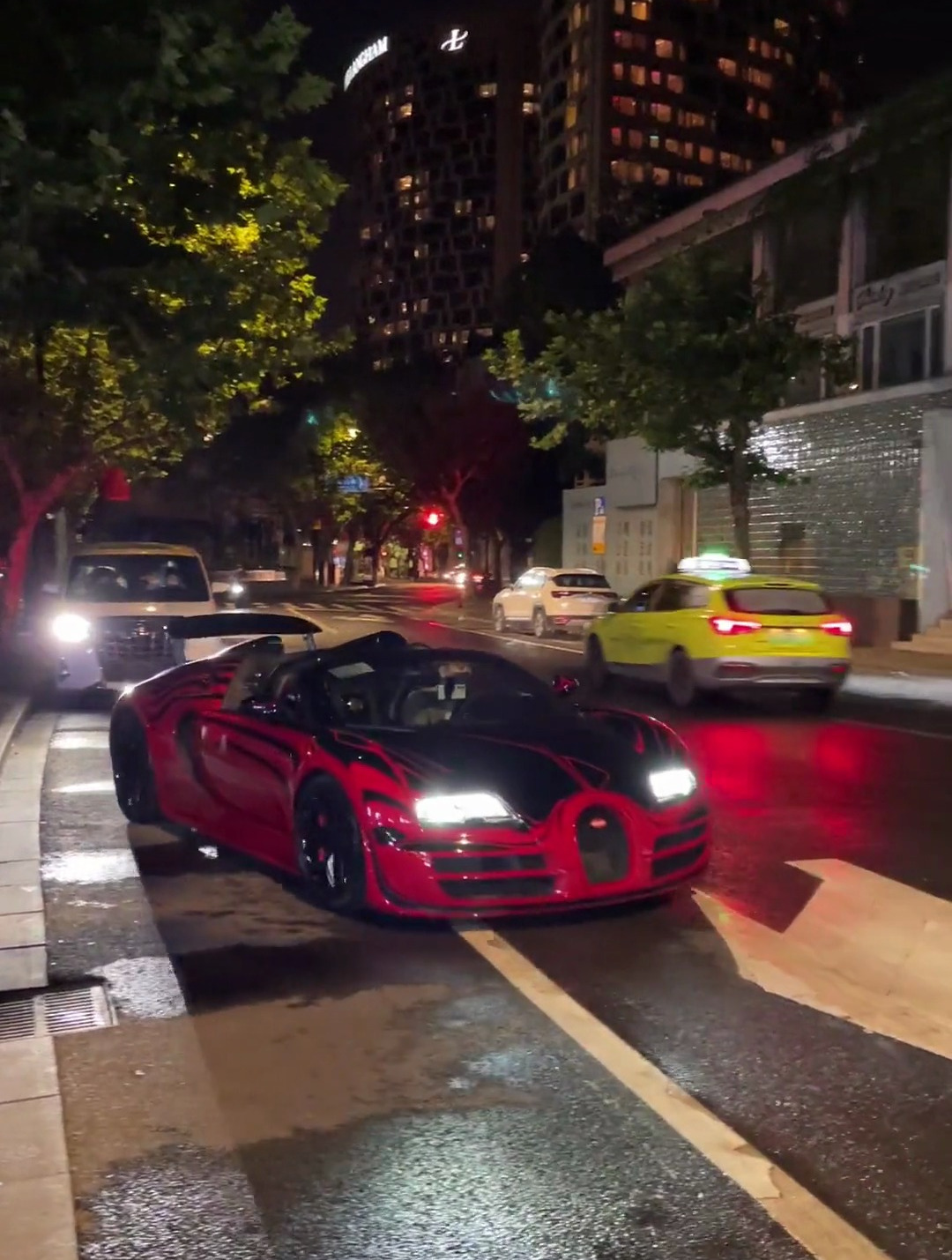 浙江金华首富开着布加迪,带着漂亮小姐姐来新天地,气场太强大了-度小