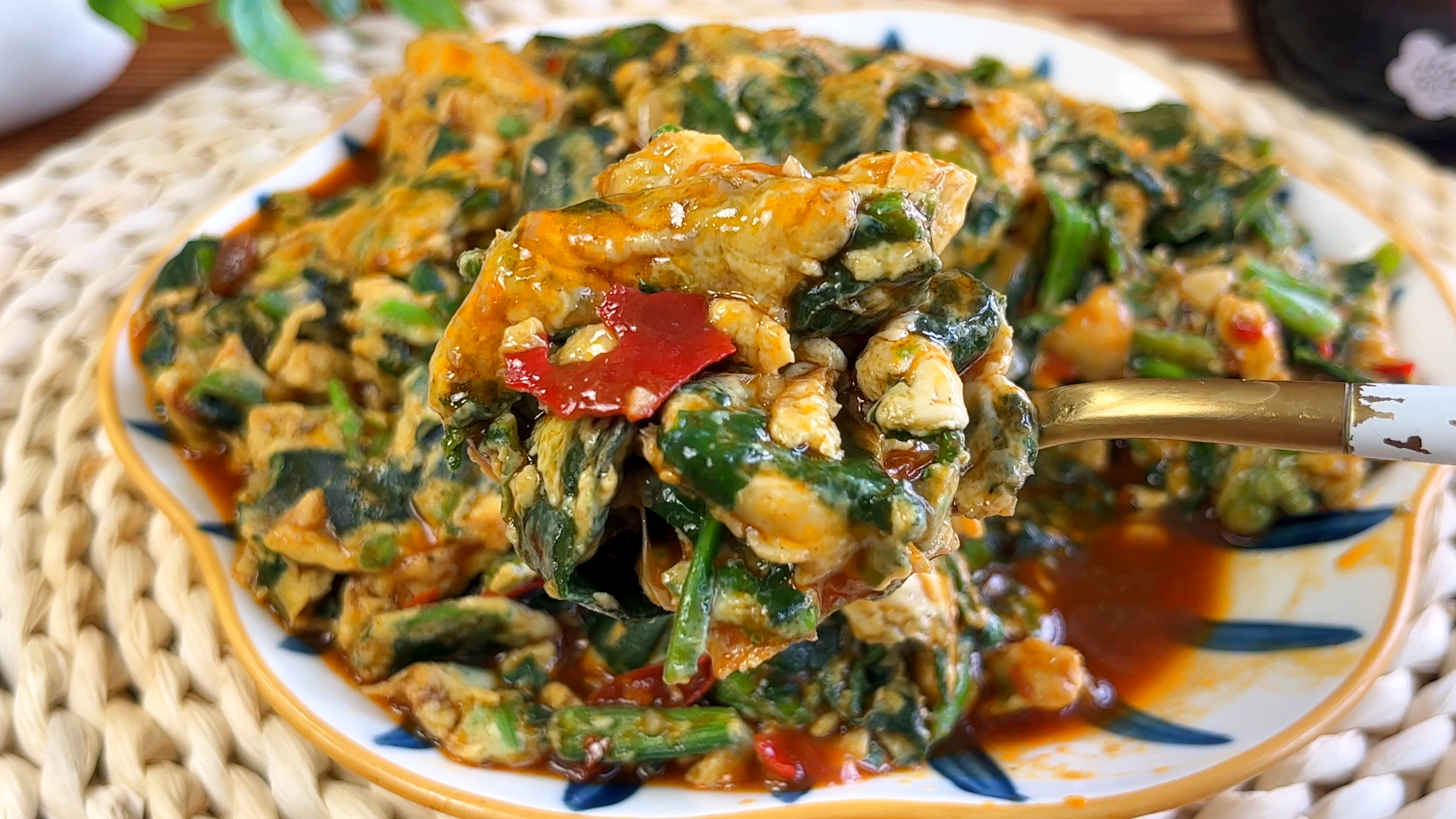 菠菜炒鸡蛋咋做好吃？教你一招，秒变解馋下饭菜，味道是真的香