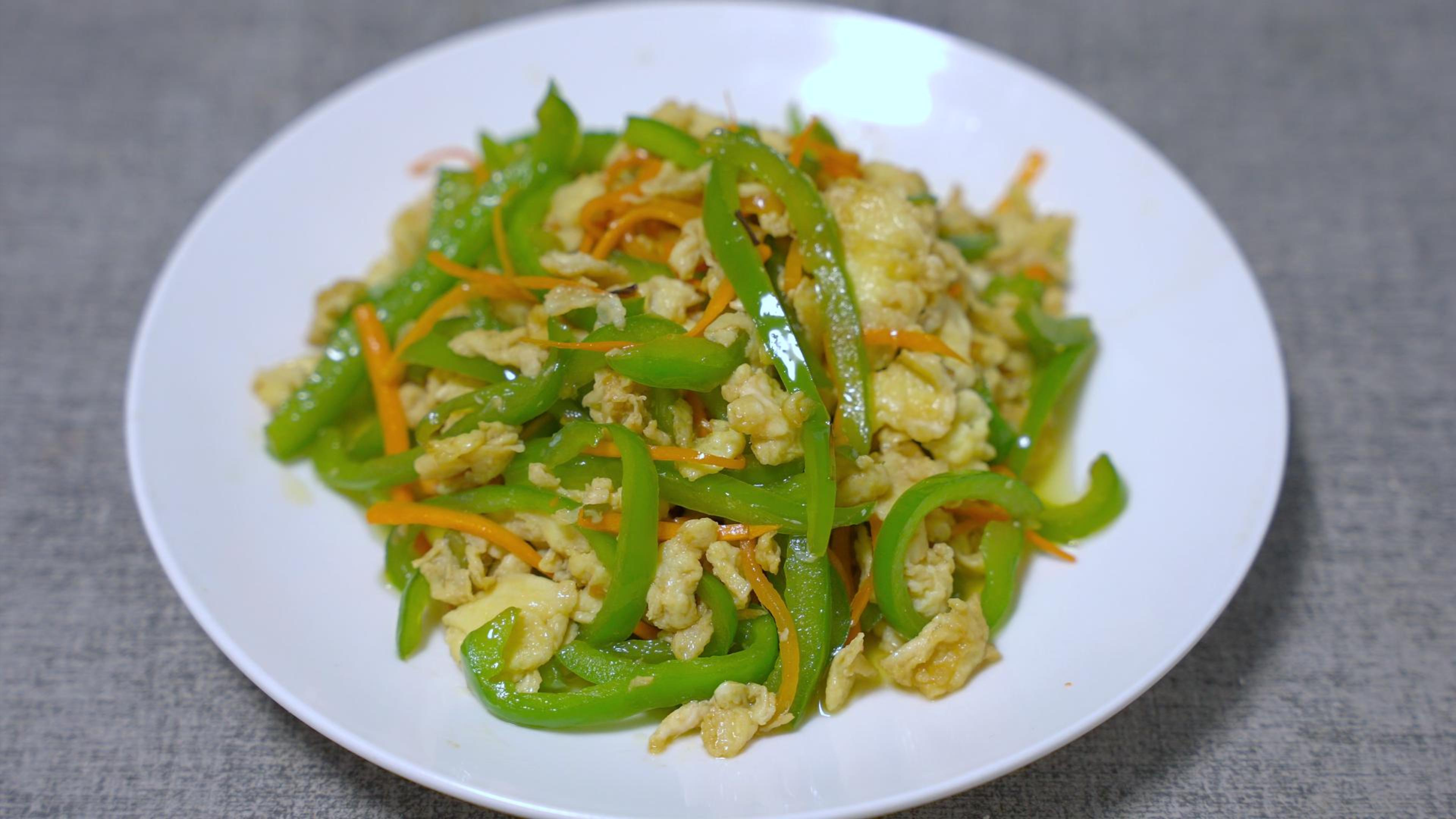 86岁老厨师教我的青椒炒鸡蛋创新做法,你别说味道,却是不一般!