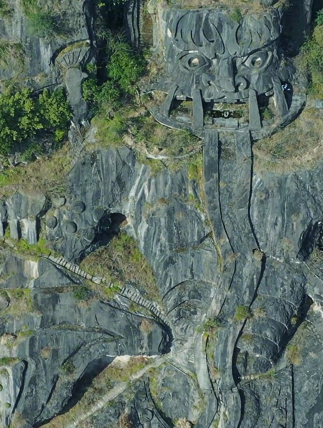 丰都鬼王石刻雕像,依山而建